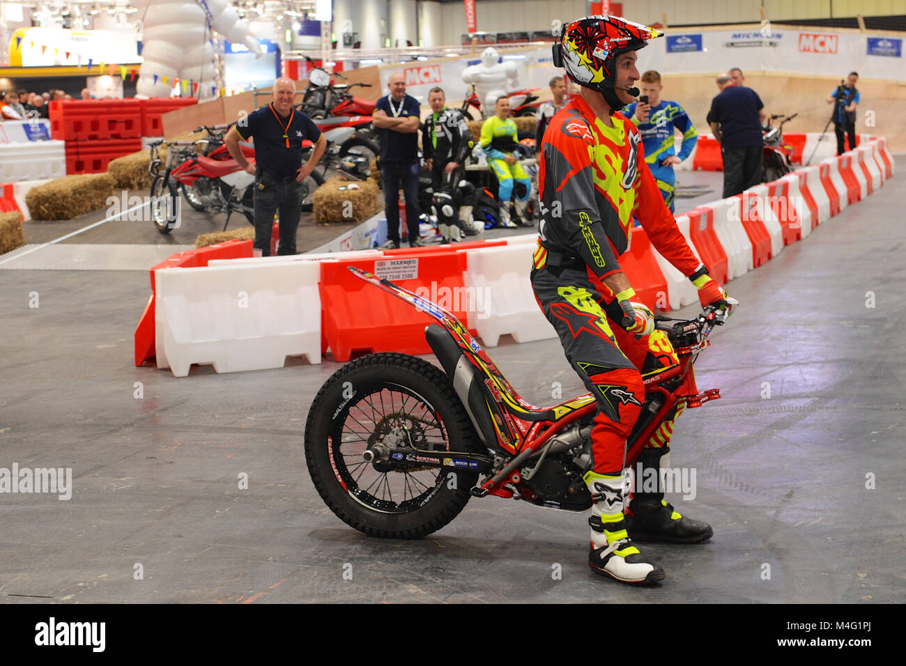 London, Großbritannien. 16. Februar, 2018. Eine studien Anzeige rider Tricks durchführen während einer Anzeige an die Carole Nash MCN London Motorrad zeigen, welche bei ExCel London, Vereinigtes Königreich. Das Erscheinen zieht rund 36.000 Besucher und verfügt über eine Vielzahl von Motorräder, Roller, Superbikes und individuelle one-off Chopper. Quelle: Michael Preston/Alamy leben Nachrichten Stockfoto