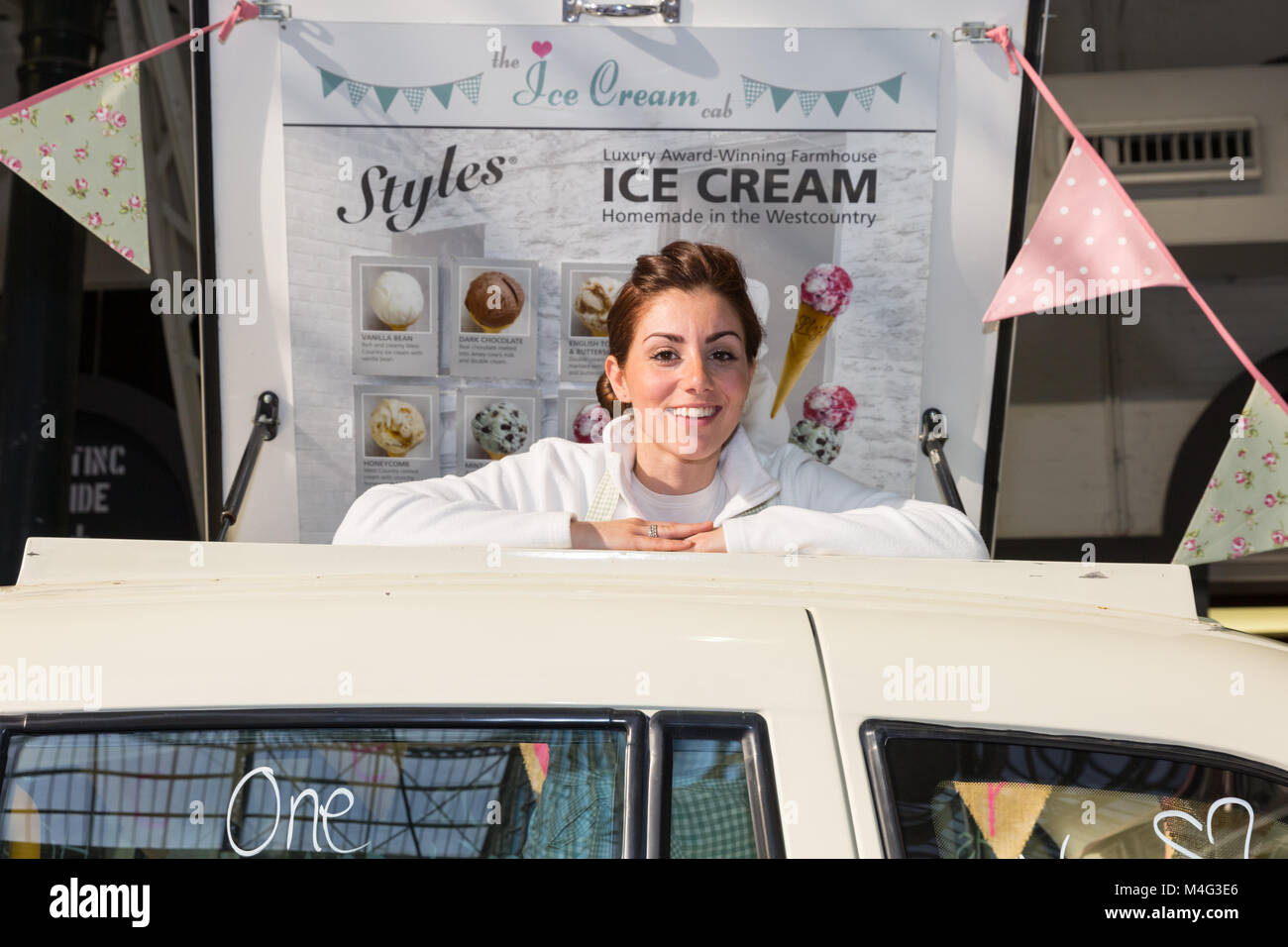 Kensington Olympia, London, 16. Februar 2018. Eine junge Dame mit einem Eis van für Hochzeit mieten Lächeln vor der Show. Aussteller und Besucher genießen Sie die spannende Atmosphäre, surfen Brautkleider, Accessoires und Inspiration auf alle Aspekte bei der Planung der perfekten Hochzeit beteiligt. Credit: Imageplotter Nachrichten und Sport/Alamy leben Nachrichten Stockfoto