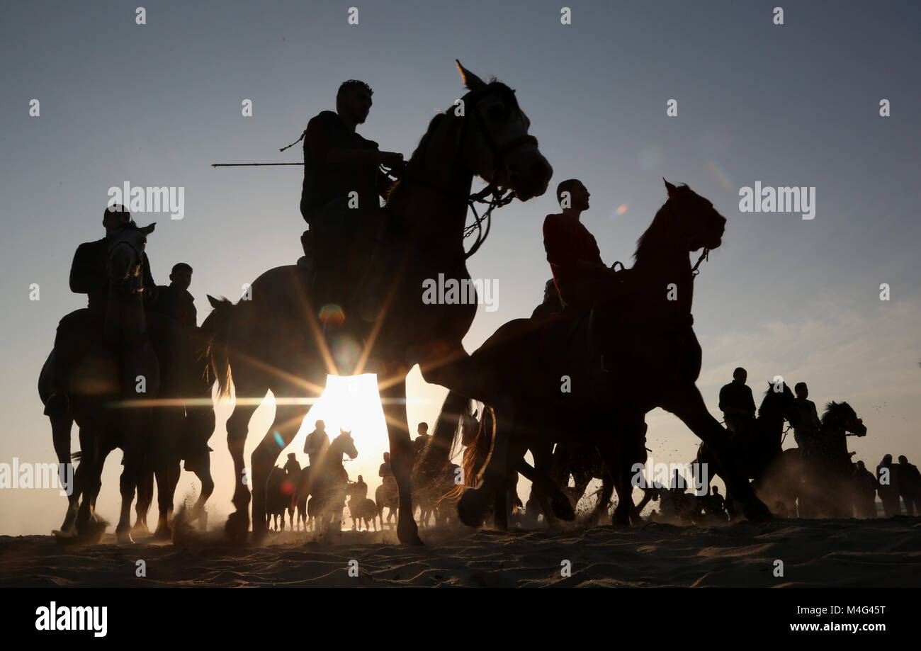 Gaza, Gazastreifen, palästinensischen Gebiet. 16 Feb, 2018. Palästinensische Männer Pferde während eines lokalen Racing auf den Strand von Gaza Stadt am Februar 16, 2018 Credit: Ashraf Amra/APA-Images/ZUMA Draht/Alamy leben Nachrichten Stockfoto
