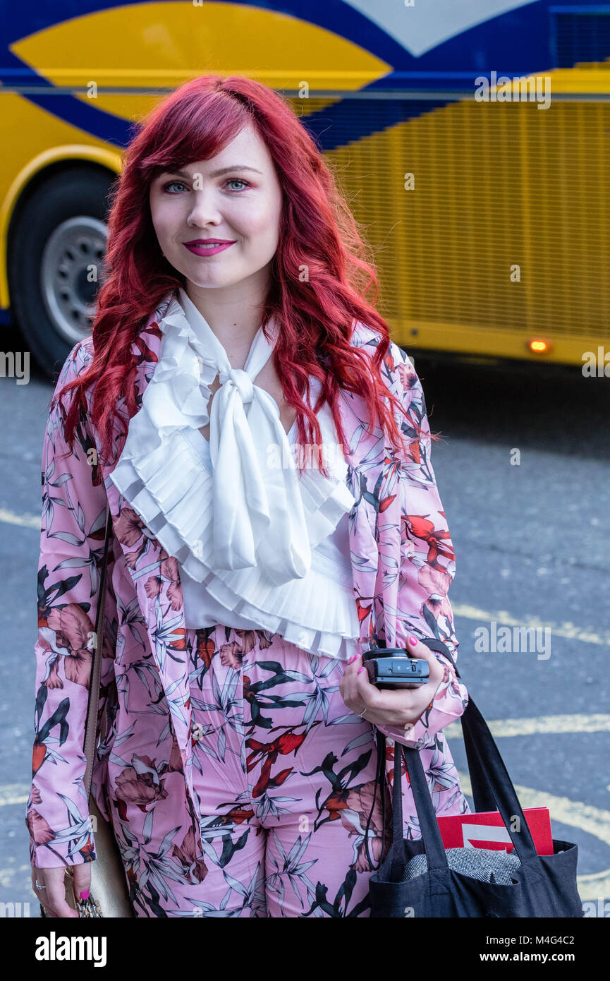, Fashionistas außerhalb der London Fashion Week Schauplätze; sie sind modische Anhänger oder jungen Designern publiscies ihre Entwürfe zu versuchen. Credit: Ian Davidson/Alamy leben Nachrichten Stockfoto