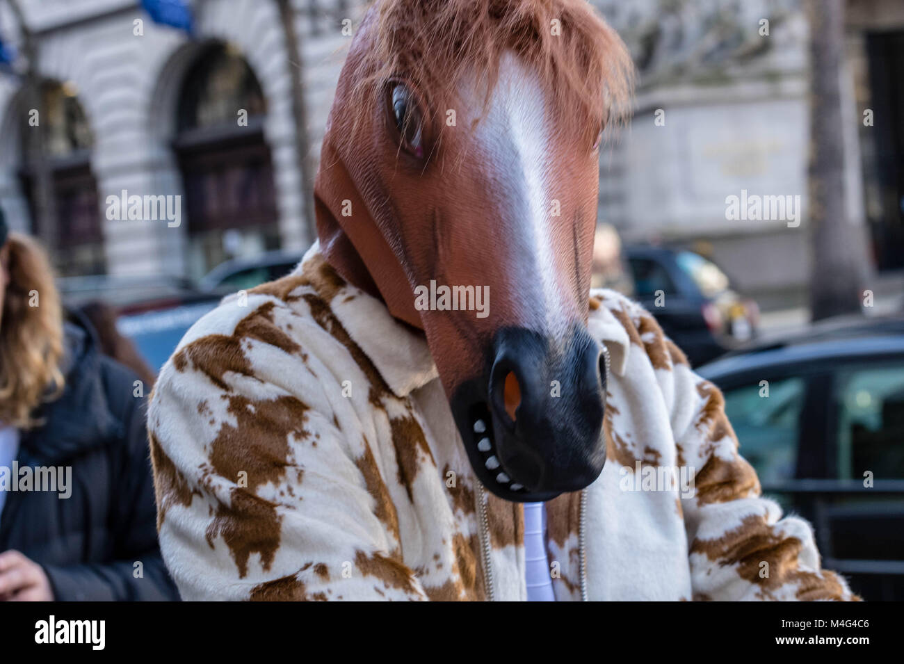 London, 16. Februar 2018, Fashionistas außerhalb der London Fashion Week Schauplätze; sie sind modische Anhänger oder jungen Designern publiscies ihre Entwürfe zu versuchen. Credit: Ian Davidson/Alamy leben Nachrichten Stockfoto