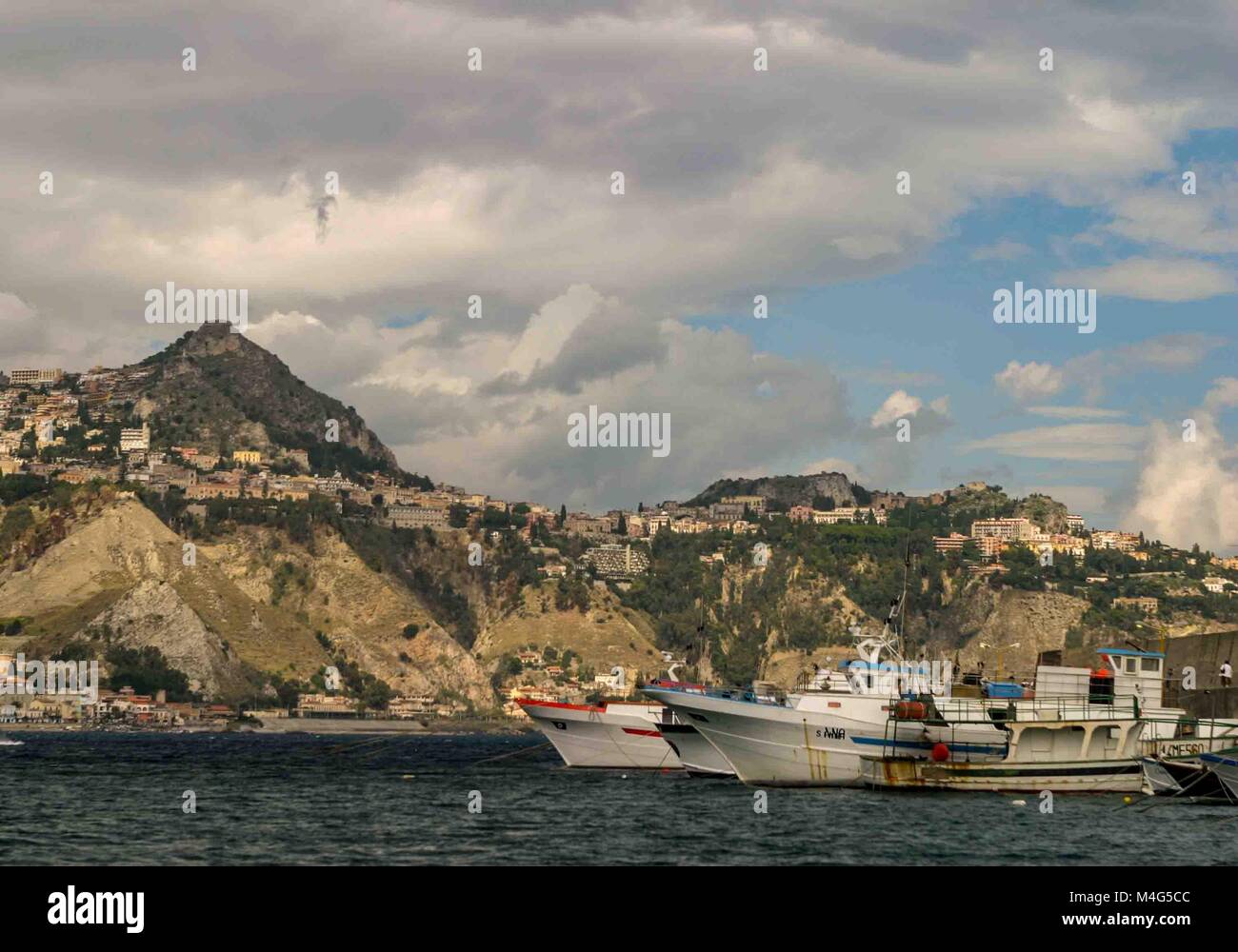 Giardini Naxos, Sizilien, Italien. 12. Okt. 2004. Fischerboote in den Hafen der Stadt von Giardini Naxos, an der Ostküste Siziliens. Taormina Stadt sitzt oben auf der felsigen Halbinsel mit Blick auf die Bucht von Naxos und das Ionische Meer. Sizilien hat sich zu einem beliebten Reiseziel geworden. Credit: Arnold Drapkin/ZUMA Draht/Alamy leben Nachrichten Stockfoto