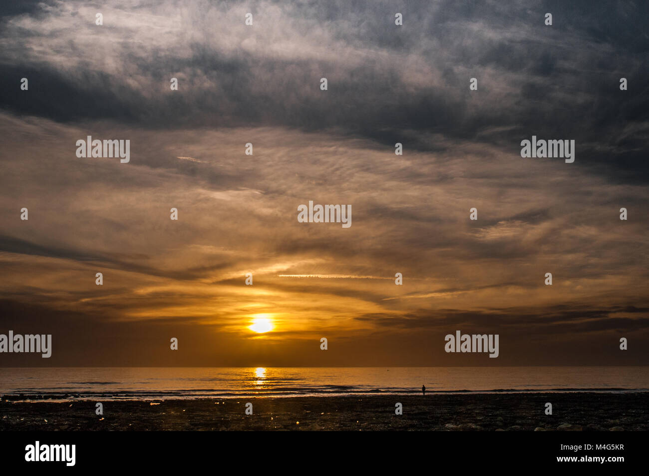 Birling Gap, East Sussex, UK..16. Februar 2018..Beim Sonnenuntergang über dem Meer nach einem Frühling wie am Tag an der Südküste. Stockfoto