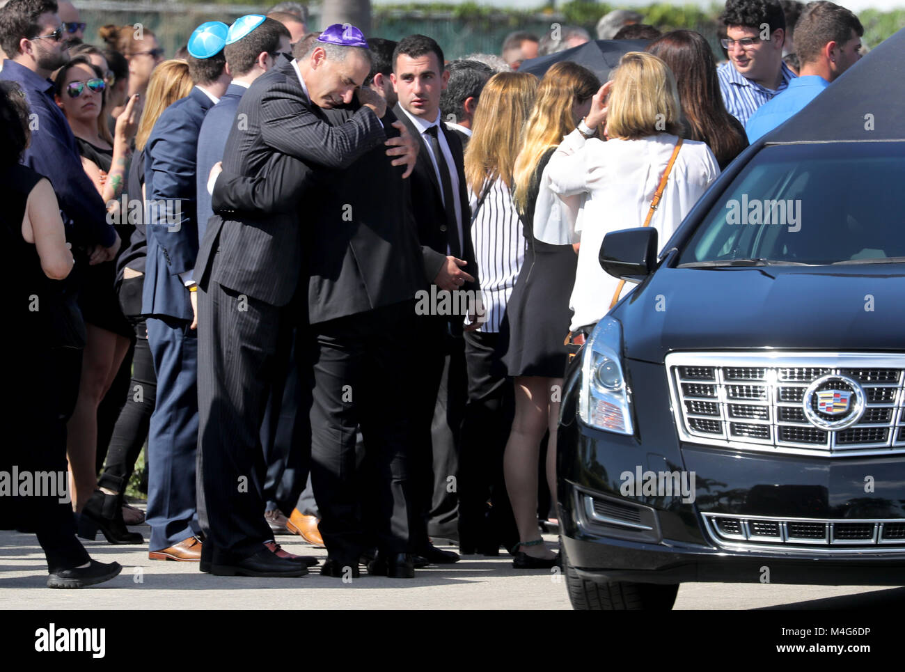 North Lauderdale, FL, USA. 18 Feb, 2018. Trauernde an der Davidstern Memorial Gardens und Begräbnis- Kapelle am Grab für das Schießen Opfer Wiese Pollack. Sie war eine der 17 Opfer an Marjory Stoneman Douglas High School in dem Amoklauf getötet. Mike Stocker, Südflorida Sonne-Hinweissymbol Credit: Sonne-hinweissymbol/ZUMA Draht/Alamy leben Nachrichten Stockfoto