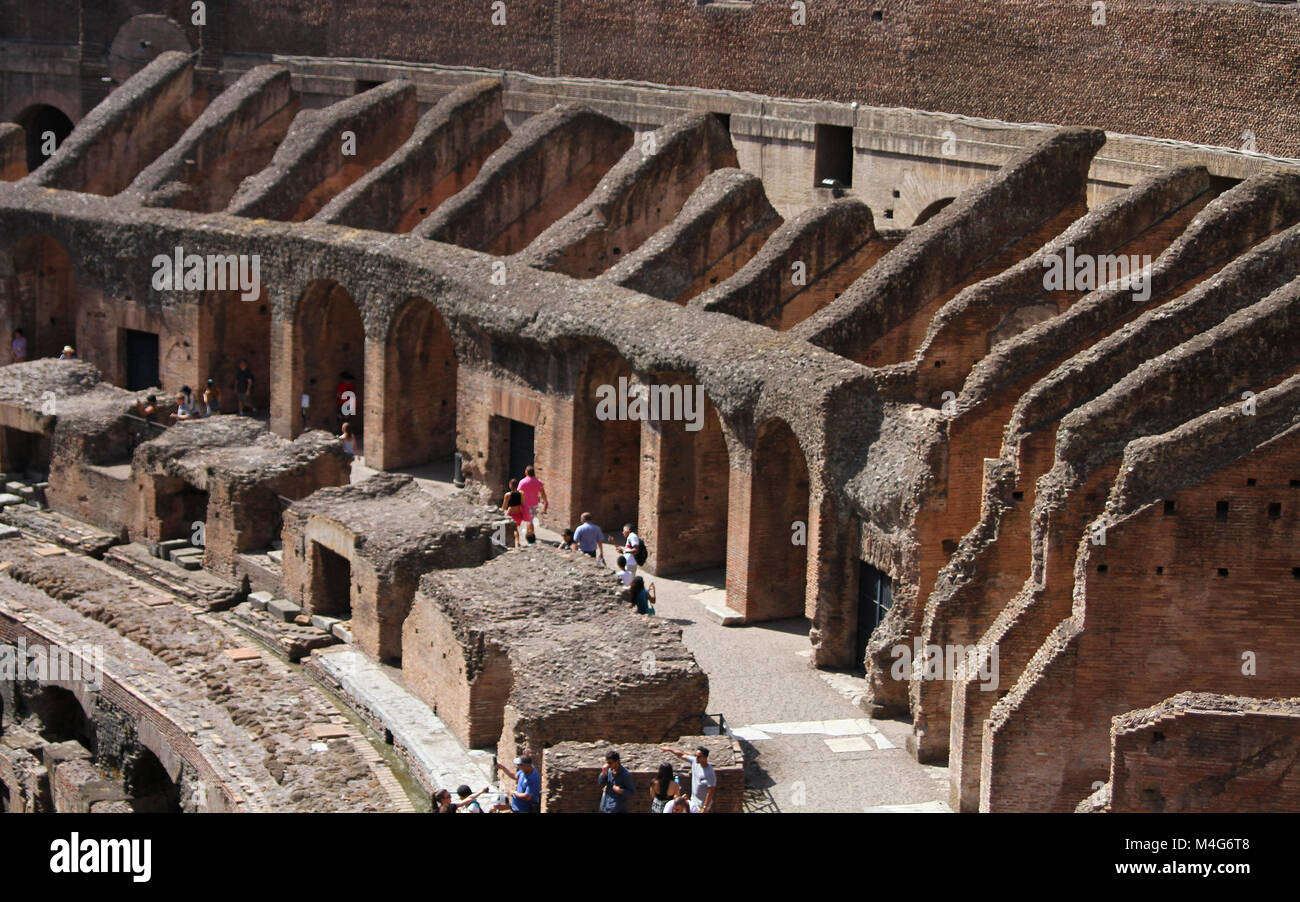 Das Innere des Kolosseums, abgestufte Sitzbereich, Rom, Italien. Stockfoto