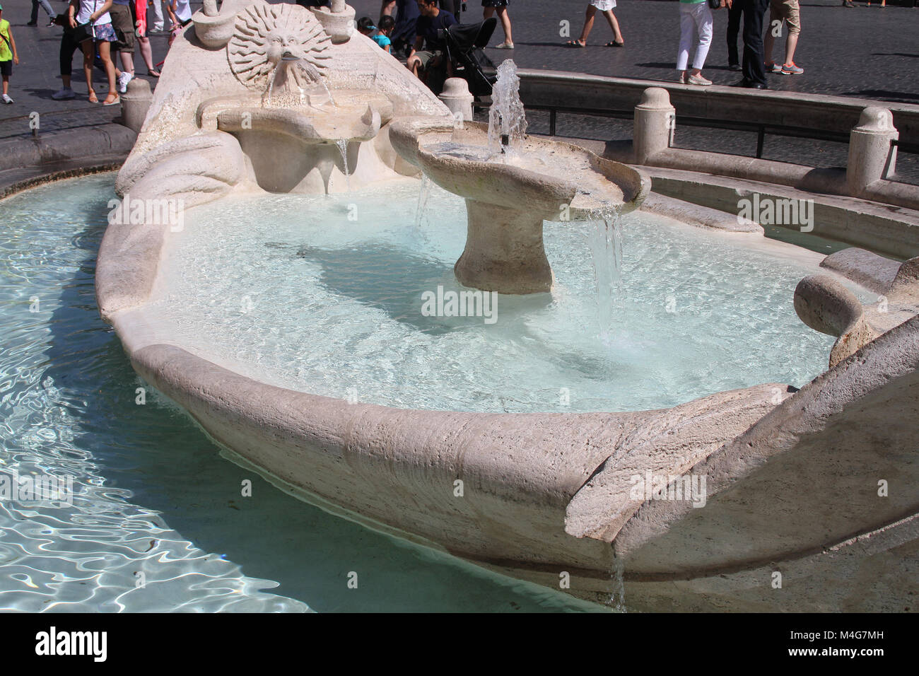 Die Fontana della Barcaccia (Brunnen des Ugly Boots) in Piazza di Spagna, Rom, Italien. Stockfoto