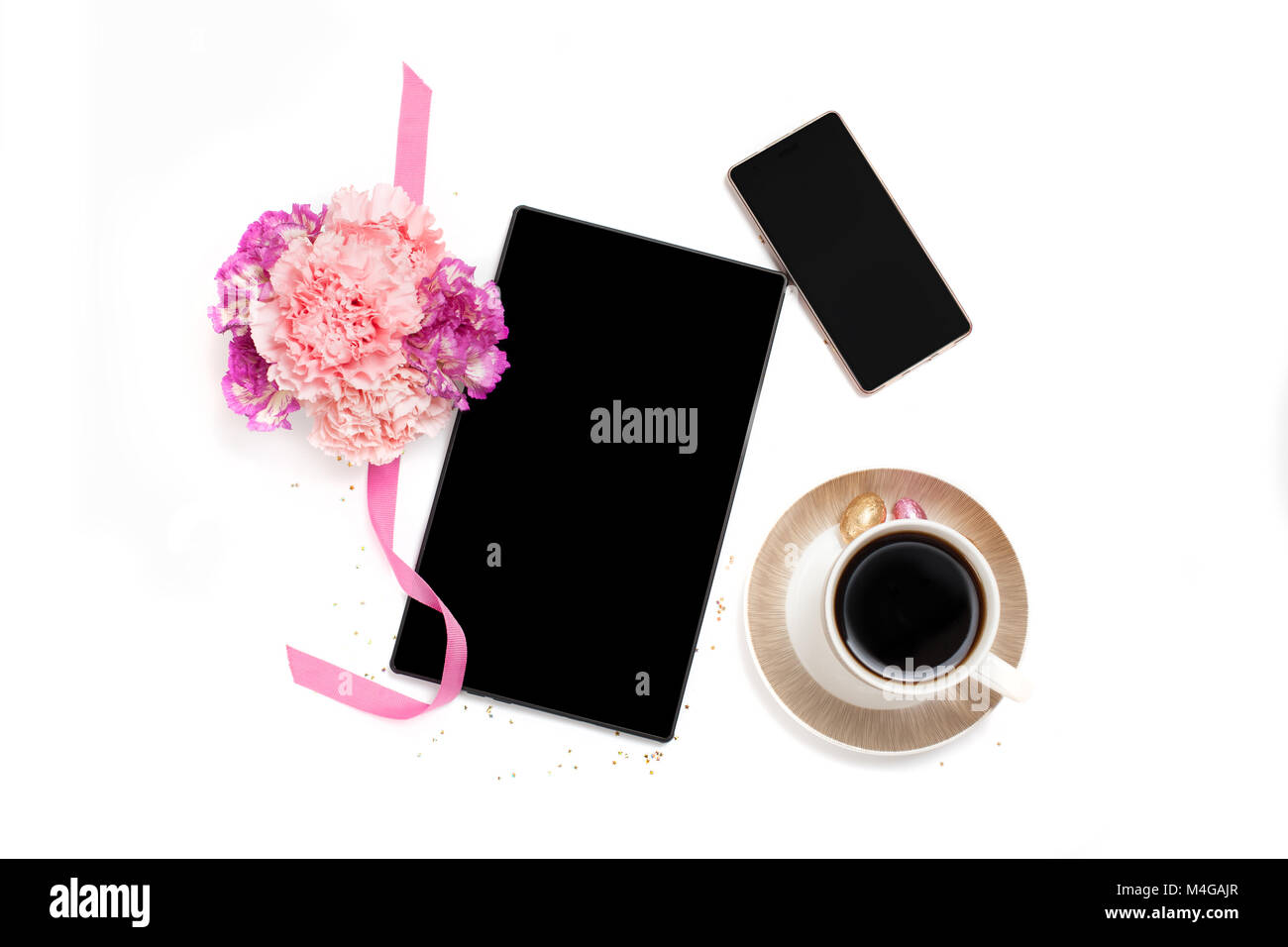 Weiß, Gold und Rosa Frauen Büro Schreibtisch Tisch mit einer Menge Dinge. Ansicht von oben mit der Kopie. Stockfoto