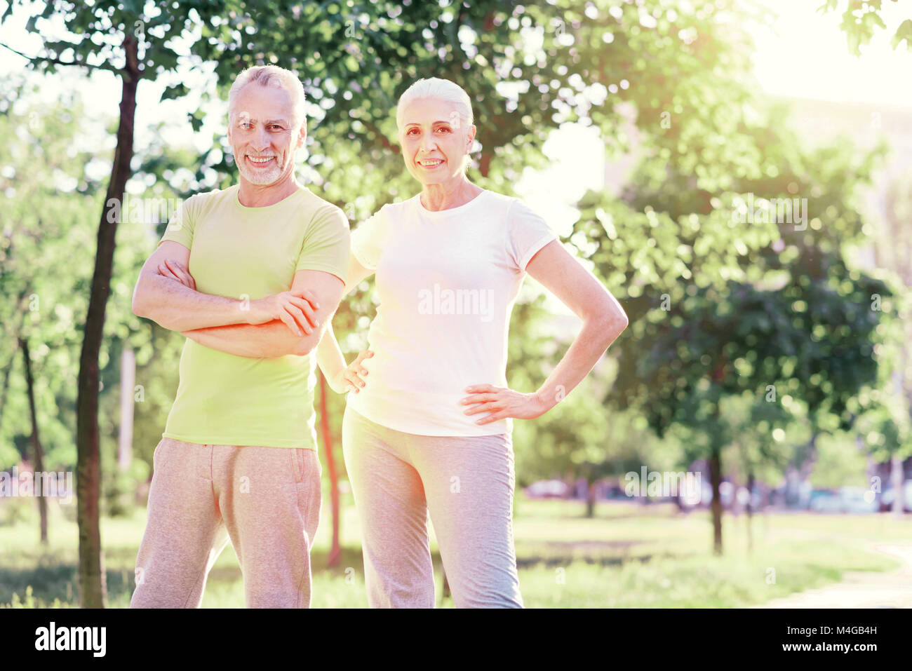 Zuversichtlich ältere Familie Hand halten an der Taille Stockfoto