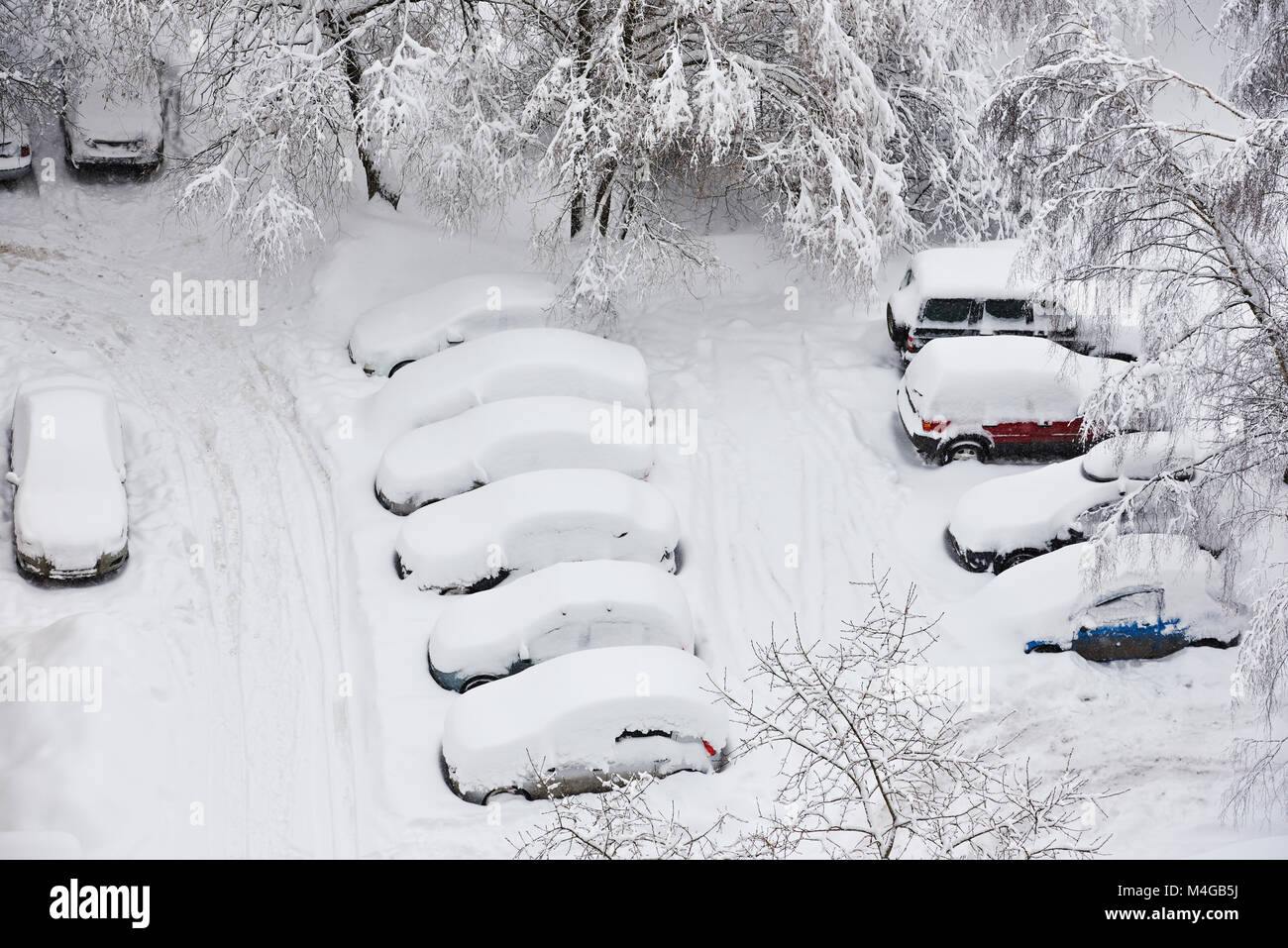Auto Unter Dicker Schneedecke Nach Sturm Fahrzeuge Unter Eis Verschüttet  Niemand Stockfoto und mehr Bilder von Eingefroren - iStock