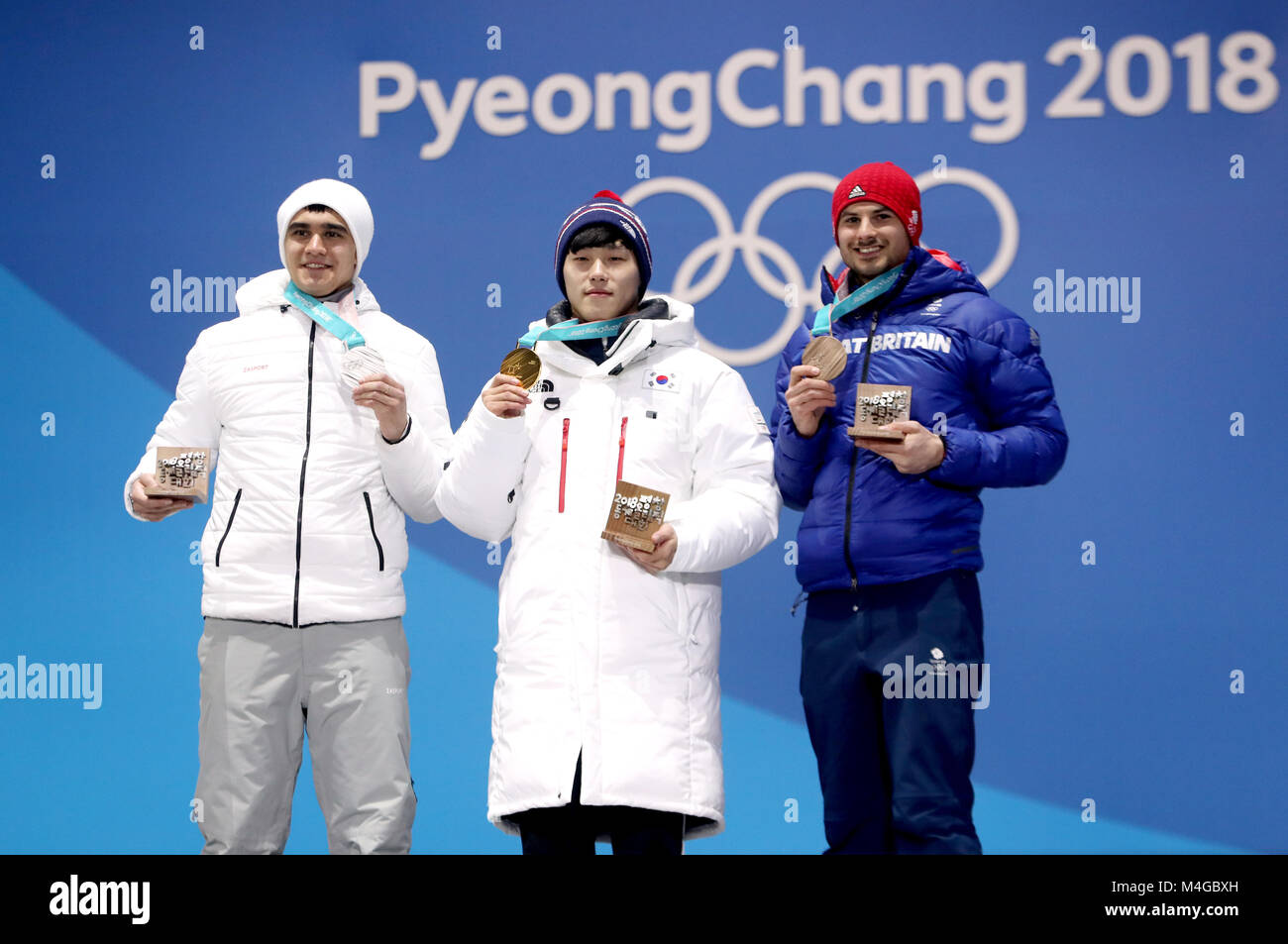 (Von links nach rechts) der olympischen Athleten des Russischen Nikita Tregubov mit der Silbermedaille, die von Korea Yun Sungbin mit der Goldmedaille und Großbritanniens Dom Parons mit der Bronze Modell während der Siegerehrung auf der Medal Plaza links am Tag sieben der Olympischen Winterspiele 2018 PyeongChang in Südkorea. Stockfoto