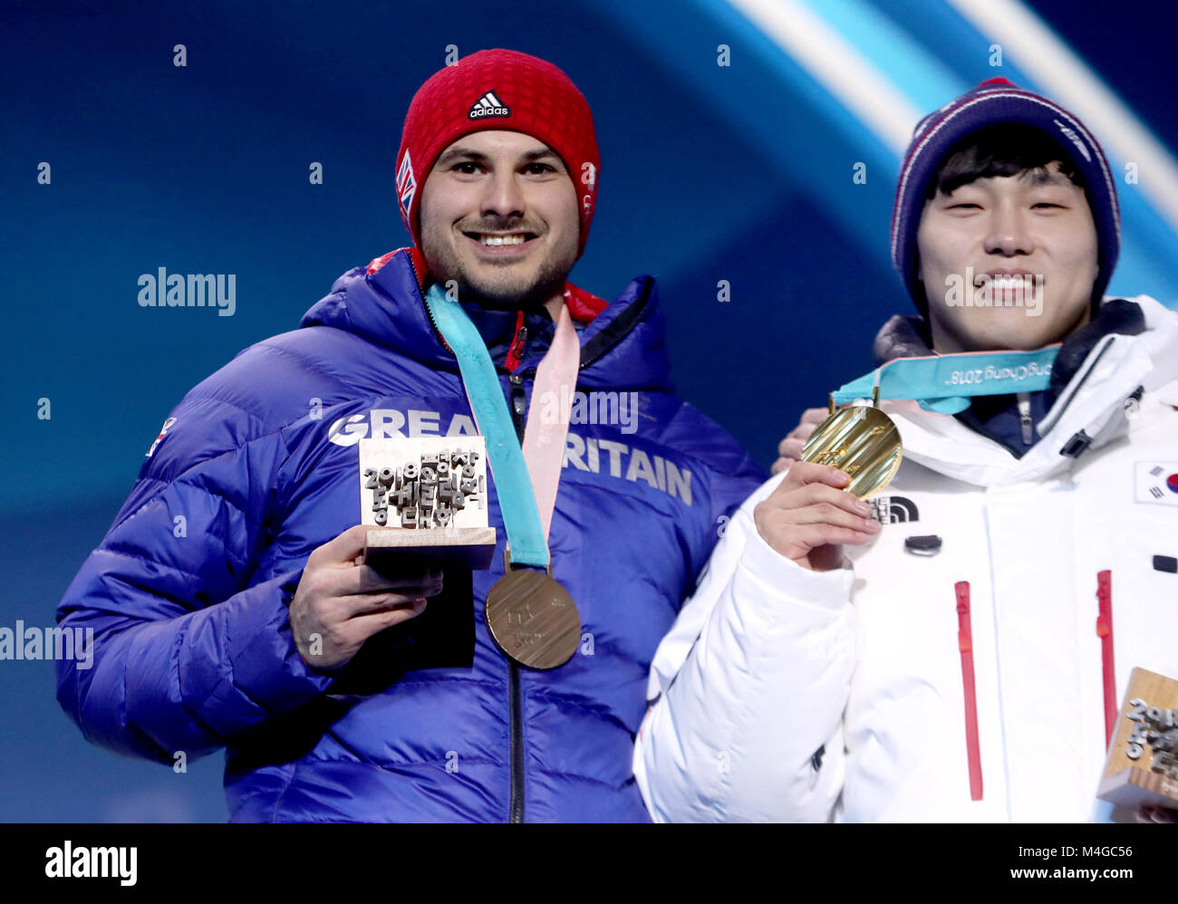Korea Yun Sungbin mit der Goldmedaille (rechts) und Großbritanniens Dom Parons mit der Bronze Modell nach Sieg in das Skelett der Männer während der Siegerehrung auf der Medal Plaza Tag sieben der Olympischen Winterspiele 2018 PyeongChang in Südkorea. Stockfoto