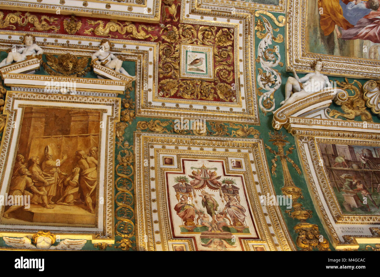 Gemälde an der Decke des vatikanischen Museums von Engeln und Putten, Vatikanstadt, Rom, Italien. Stockfoto