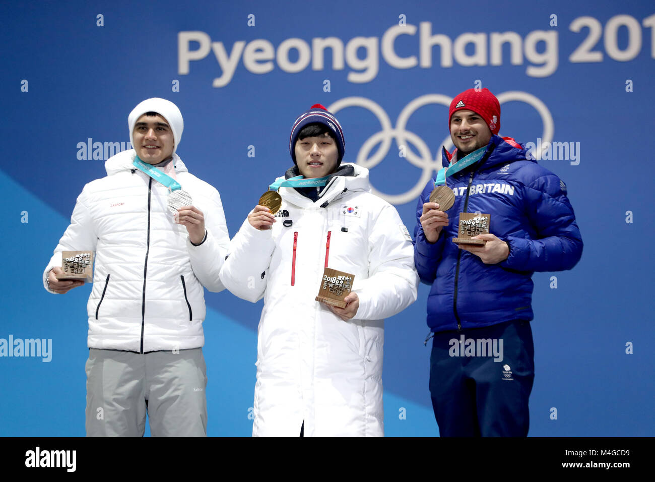 (Von links nach rechts) der olympischen Athleten des Russischen Nikita Tregubov mit der Silbermedaille, die von Korea Yun Sungbin mit der Goldmedaille und Großbritanniens Dom Parsons mit der Bronzemedaille im Skelett der Männer nach links bei der Siegerehrung auf der Medal Plaza Tag sieben der Olympischen Winterspiele 2018 PyeongChang in Südkorea. Stockfoto