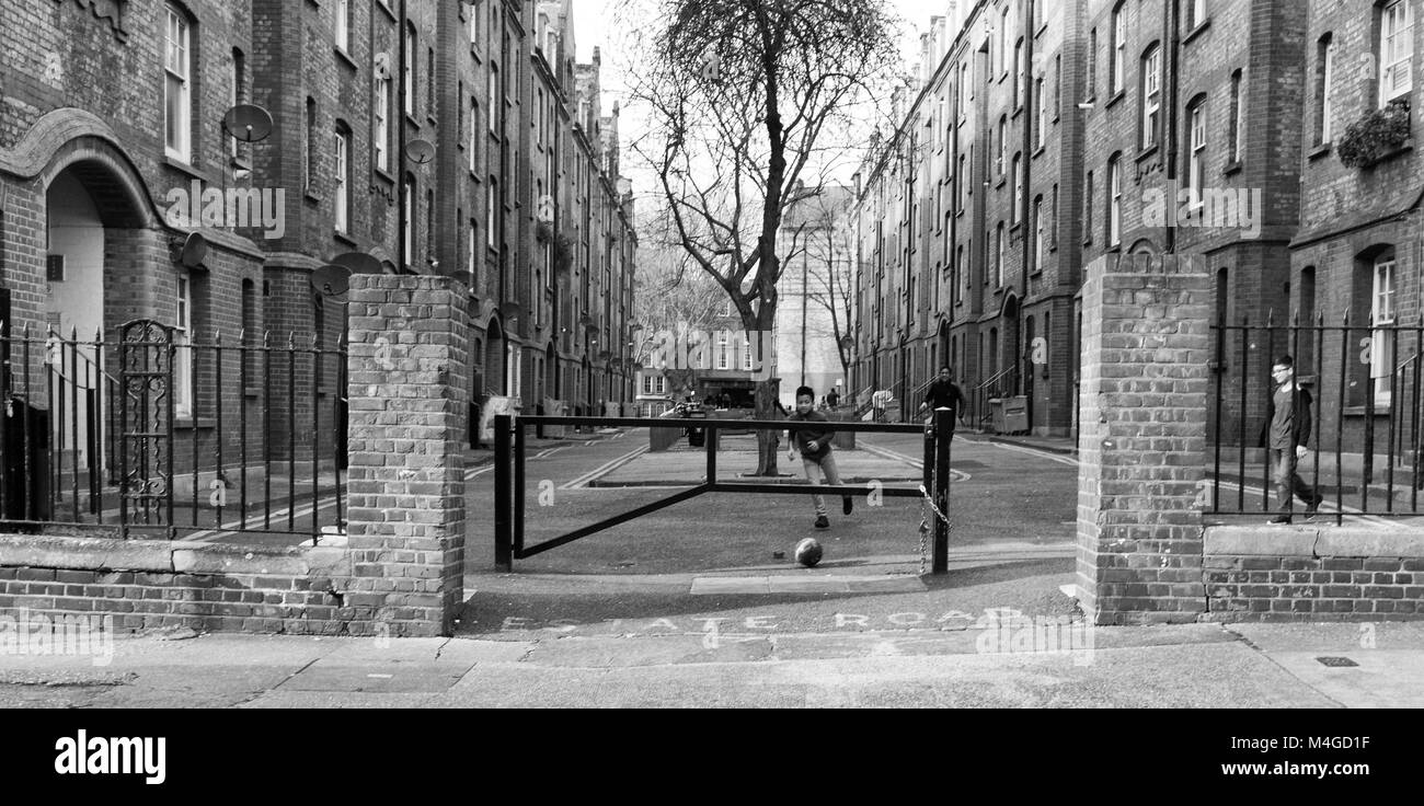 Schwarz & Weiß Fotografie Kinder spielen Fußball im East End von London, England, UK. Credit: London Snapper Stockfoto