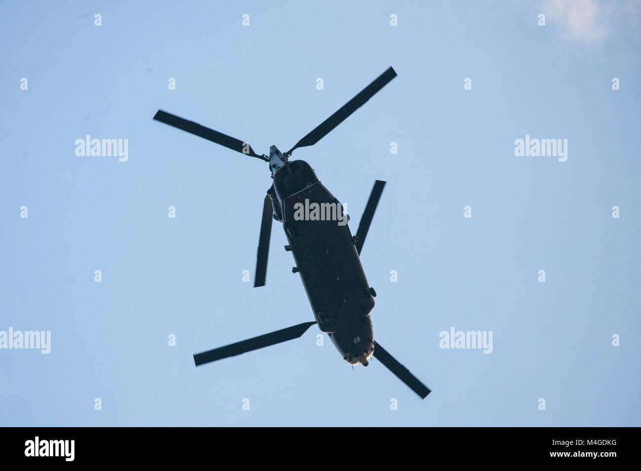 London, Großbritannien. 30. Januar, 2018. Die Royal Air Force Boeing Chinook tandem Rotor Hubschrauber verwendet einen Heli-Lane entlang der Themse. Stockfoto