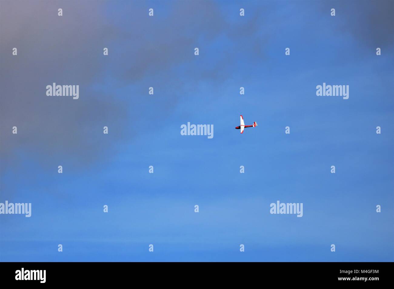Gleitschirm in der Luft gegen einen blauen und bewölkter Himmel Stockfoto