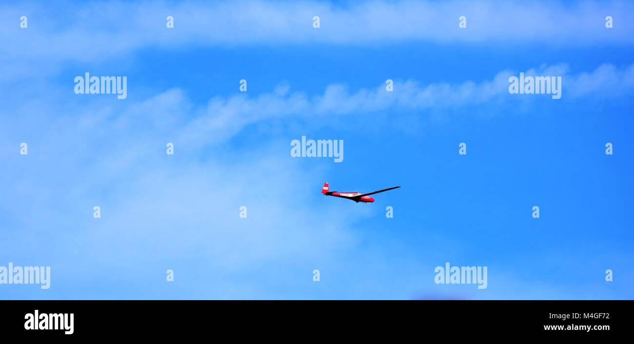 Gleitschirm in der Luft gegen einen blauen und bewölkter Himmel Stockfoto