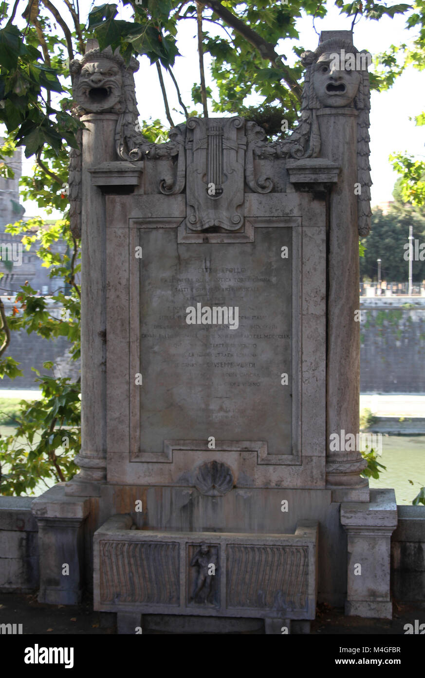 Weißer Marmor geschnitzt Steinmauer Brunnen mit einer Inschrift römische Kalligraphie und Ziffern, Rom, Italien. Stockfoto