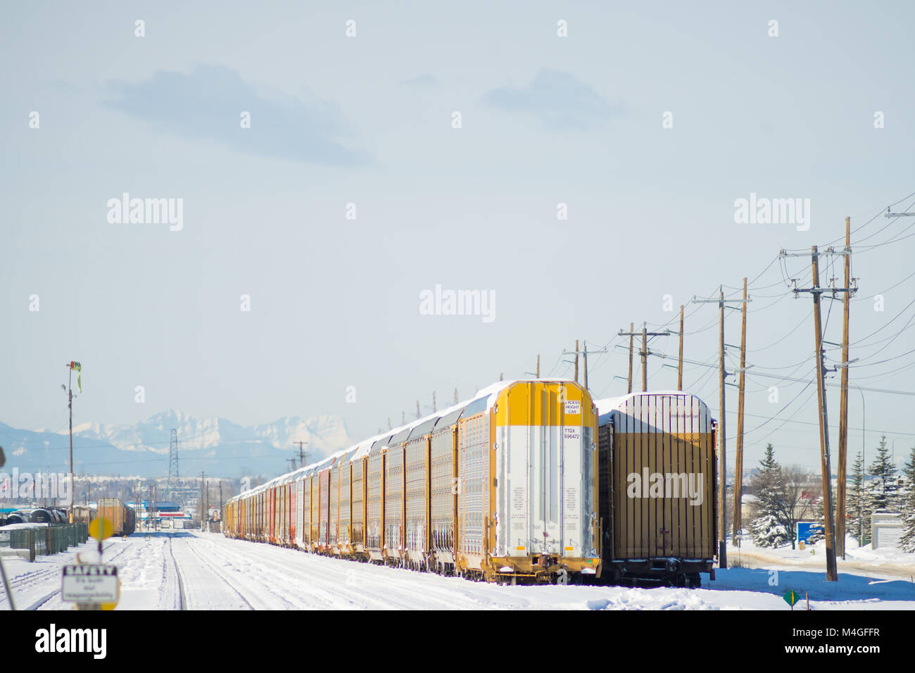 Waggons am Bahnhof mit Bergen im Hintergrund geparkt Stockfoto