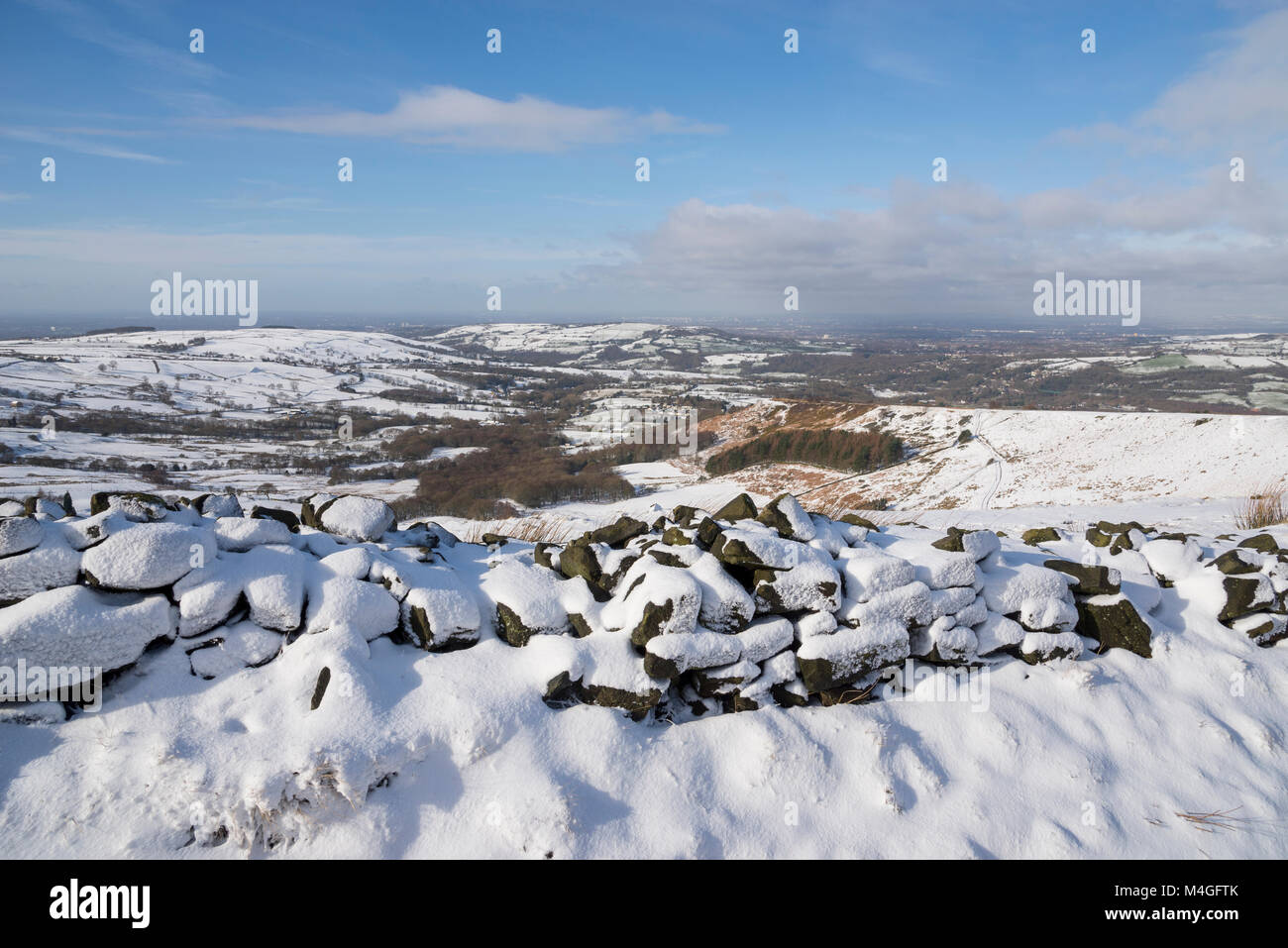 Snowy Februar Tag auf Coombes Kante, Charlesworth, Derbyshire. Eine hügelige Landschaft im Norden von England. Stockfoto