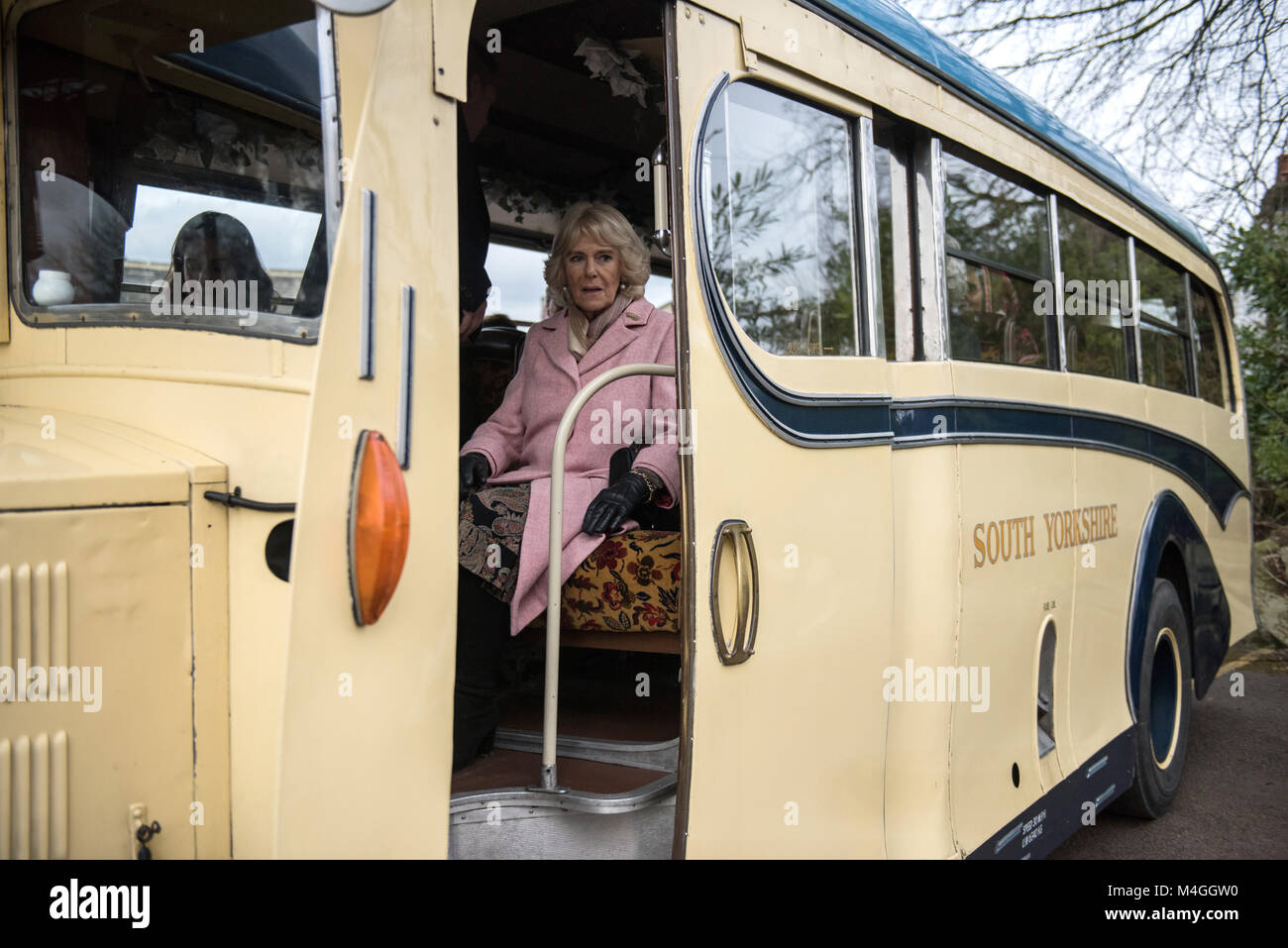 Die Herzogin von Cornwall Blätter auf einem Oldtimer Bus nach einem Besuch der 200. Jahrestag der Geburt von Emily Bronte zu kennzeichnen, um Bronte Parsonage Museum, die ehemalige Heimat der Bronte Familie, in Haworth, Keighley. Stockfoto