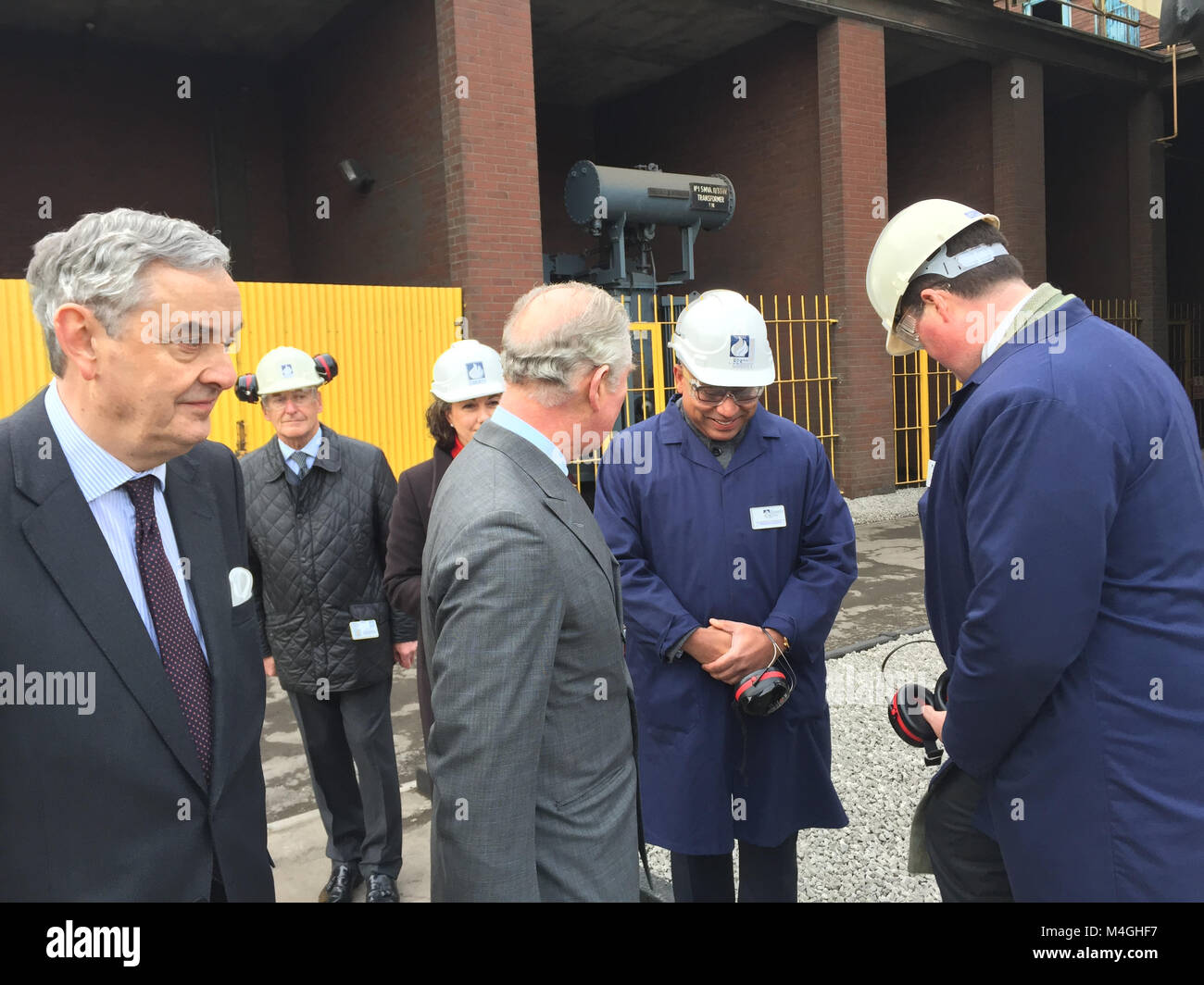 Der Prinz von Wales bei seinem Besuch in Freiheit Spezialstähle in Rotherham, South Yorkshire, wo er formal Wiederaufflammen eines zuvor eingemottet Ofen. Stockfoto