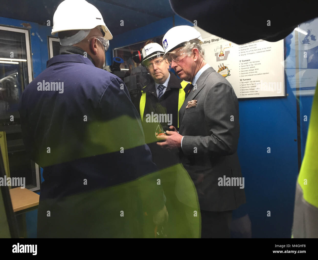 Der Prinz von Wales bei seinem Besuch in Freiheit Spezialstähle in Rotherham, South Yorkshire, wo er formal Wiederaufflammen eines zuvor eingemottet Ofen. Stockfoto