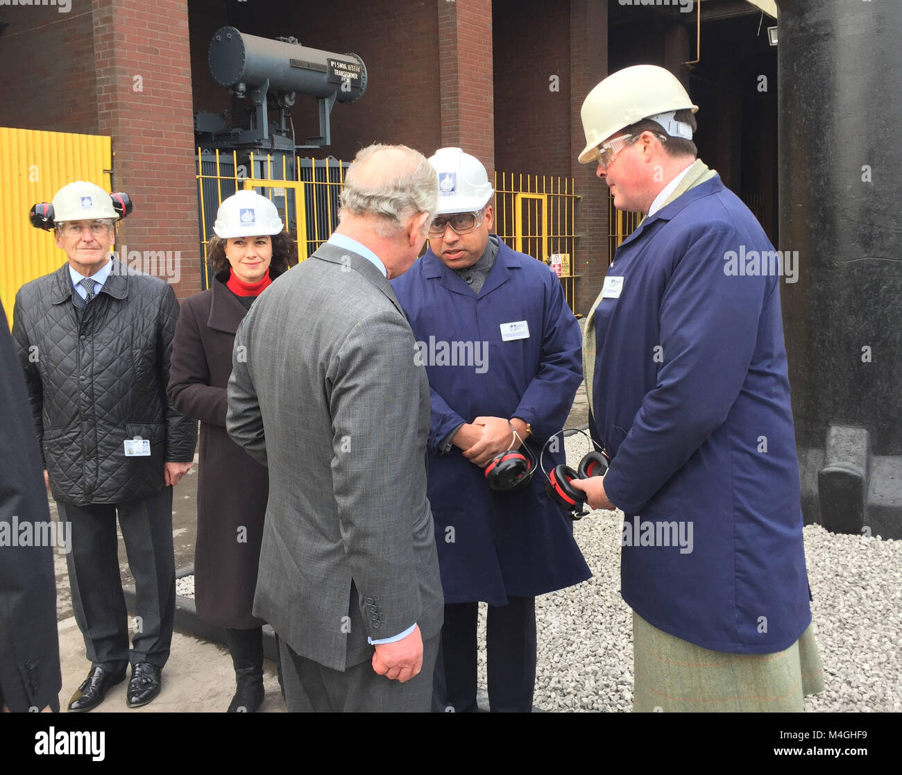 Der Prinz von Wales bei seinem Besuch in Freiheit Spezialstähle in Rotherham, South Yorkshire, wo er formal Wiederaufflammen eines zuvor eingemottet Ofen. Stockfoto