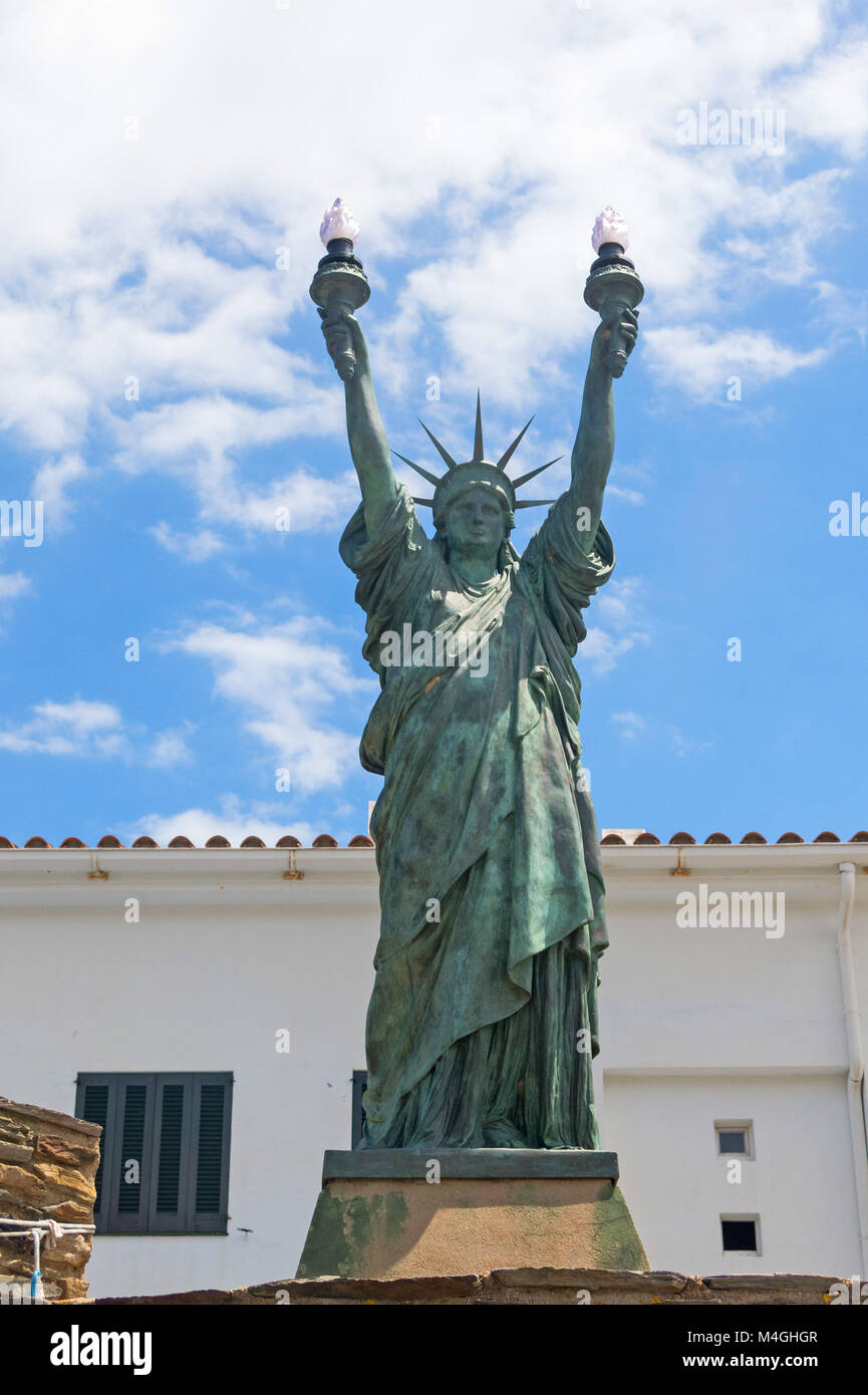 Freiheitsstatue, Bronze. Skulptur von Dalinian vom Künstler Bartholdi 1994  inspiriert. Cadaques, Katalonien, Spanien Stockfotografie - Alamy