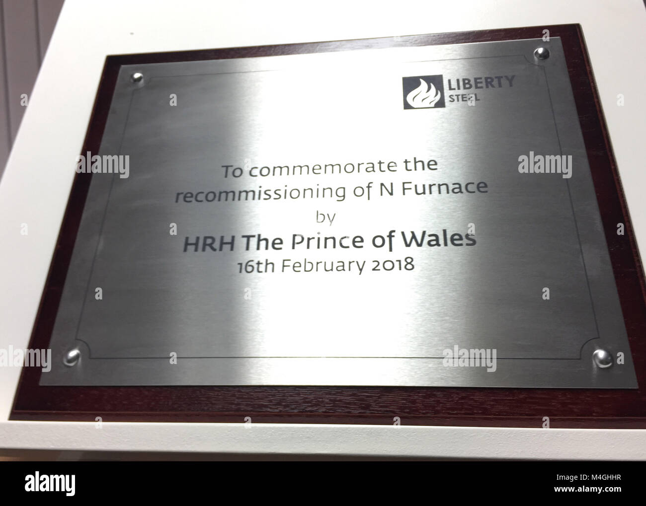 Die Gedenktafel enthüllt durch den Prinzen von Wales bei seinem Besuch in Freiheit Spezialstähle in Rotherham, South Yorkshire, wo er formal Wiederaufflammen eines zuvor eingemottet Ofen. Stockfoto