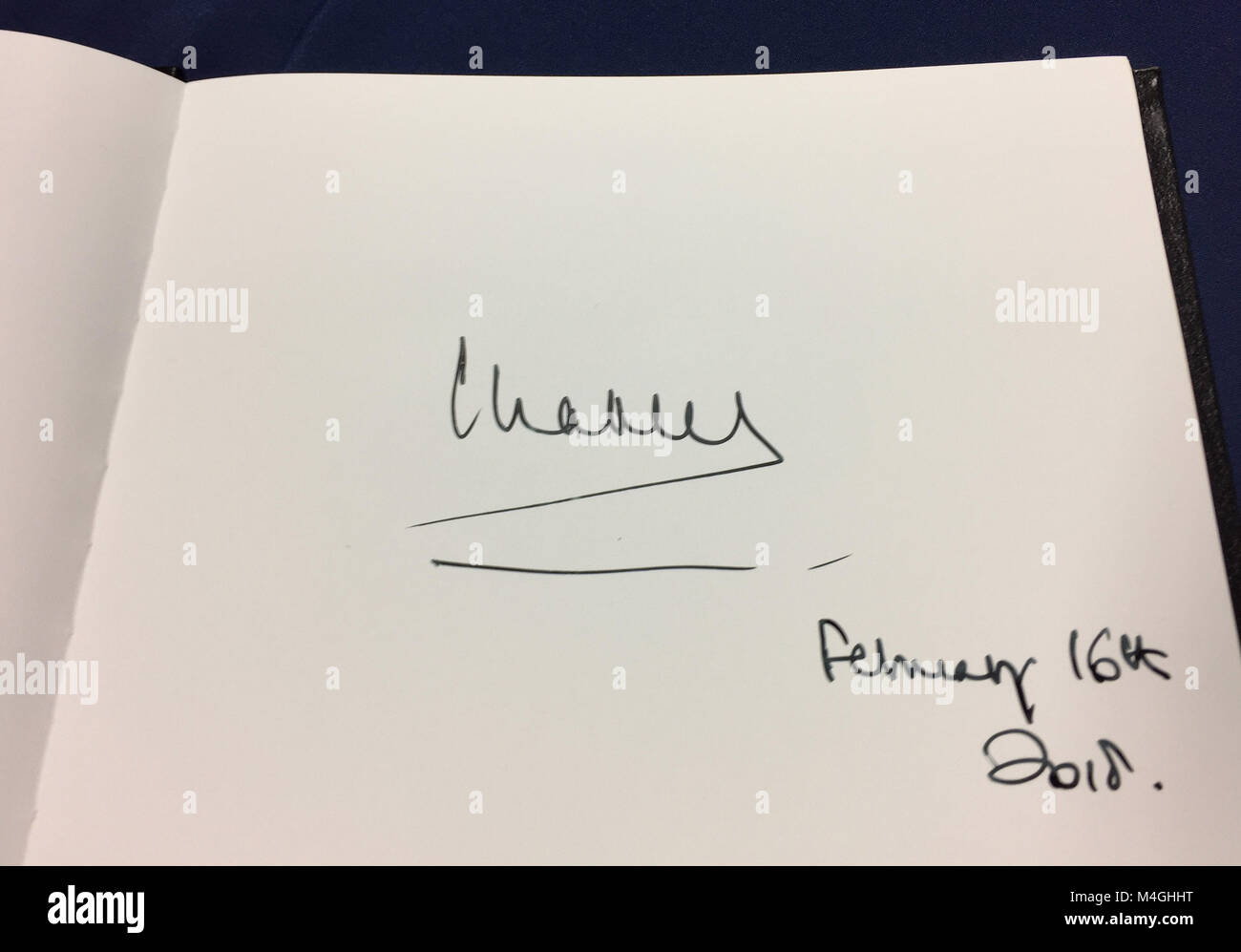 Die Besucher buchen vom Prinzen von Wales bei seinem Besuch in Freiheit Spezialstähle in Rotherham, South Yorkshire, wo er formal Wiederaufflammen eines zuvor eingemottet Ofen unterzeichnet. Stockfoto