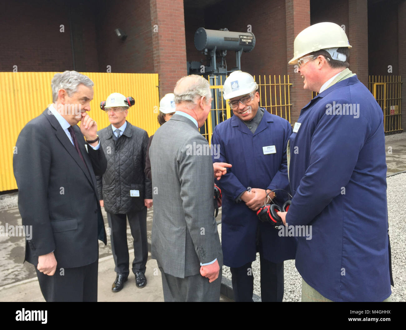 Der Prinz von Wales bei seinem Besuch in Freiheit Spezialstähle in Rotherham, South Yorkshire, wo er formal Wiederaufflammen eines zuvor eingemottet Ofen. Stockfoto