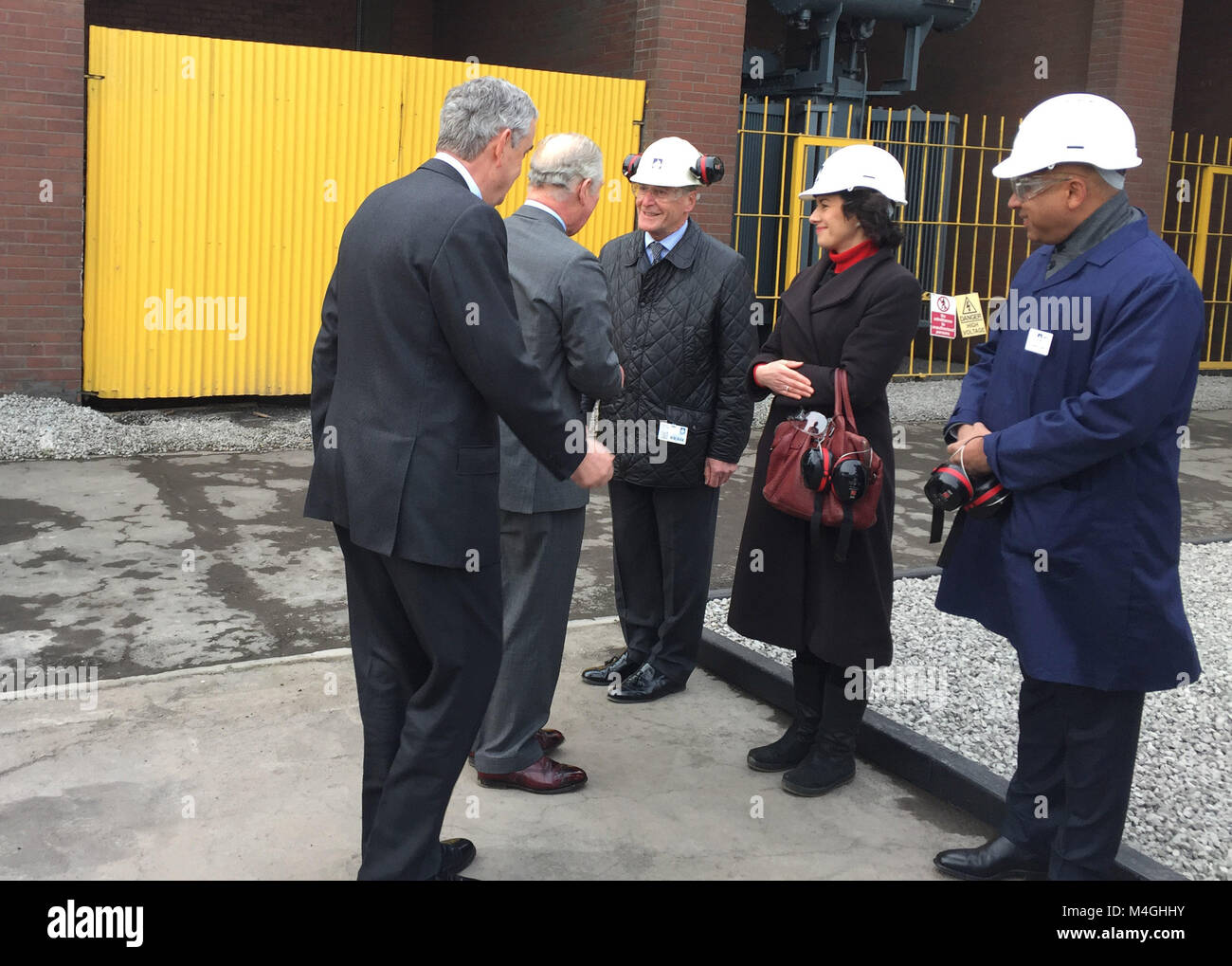 Der Prinz von Wales bei seinem Besuch in Freiheit Spezialstähle in Rotherham, South Yorkshire, wo er formal Wiederaufflammen eines zuvor eingemottet Ofen. Stockfoto