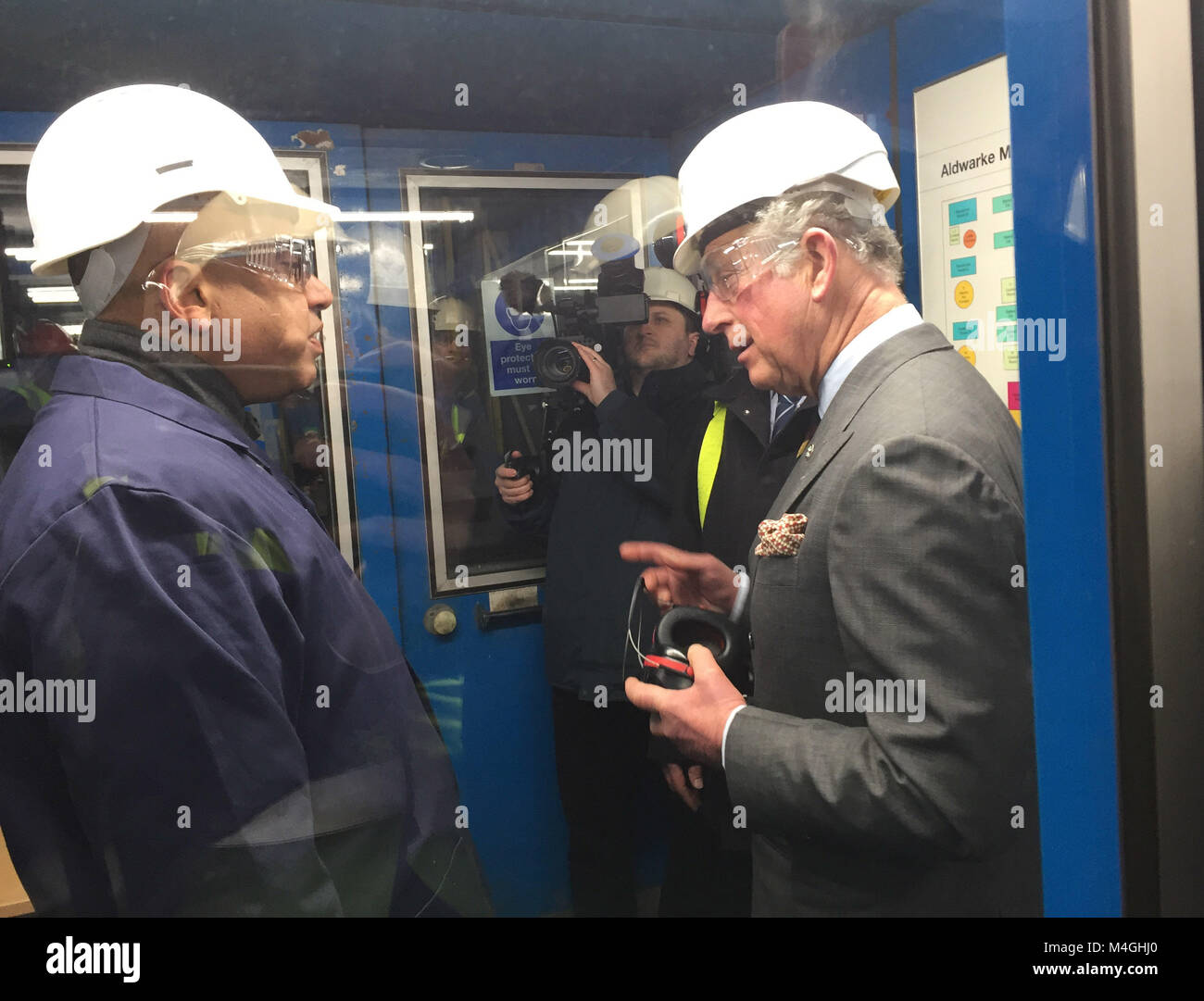 Der Prinz von Wales bei seinem Besuch in Freiheit Spezialstähle in Rotherham, South Yorkshire, wo er formal Wiederaufflammen eines zuvor eingemottet Ofen. Stockfoto