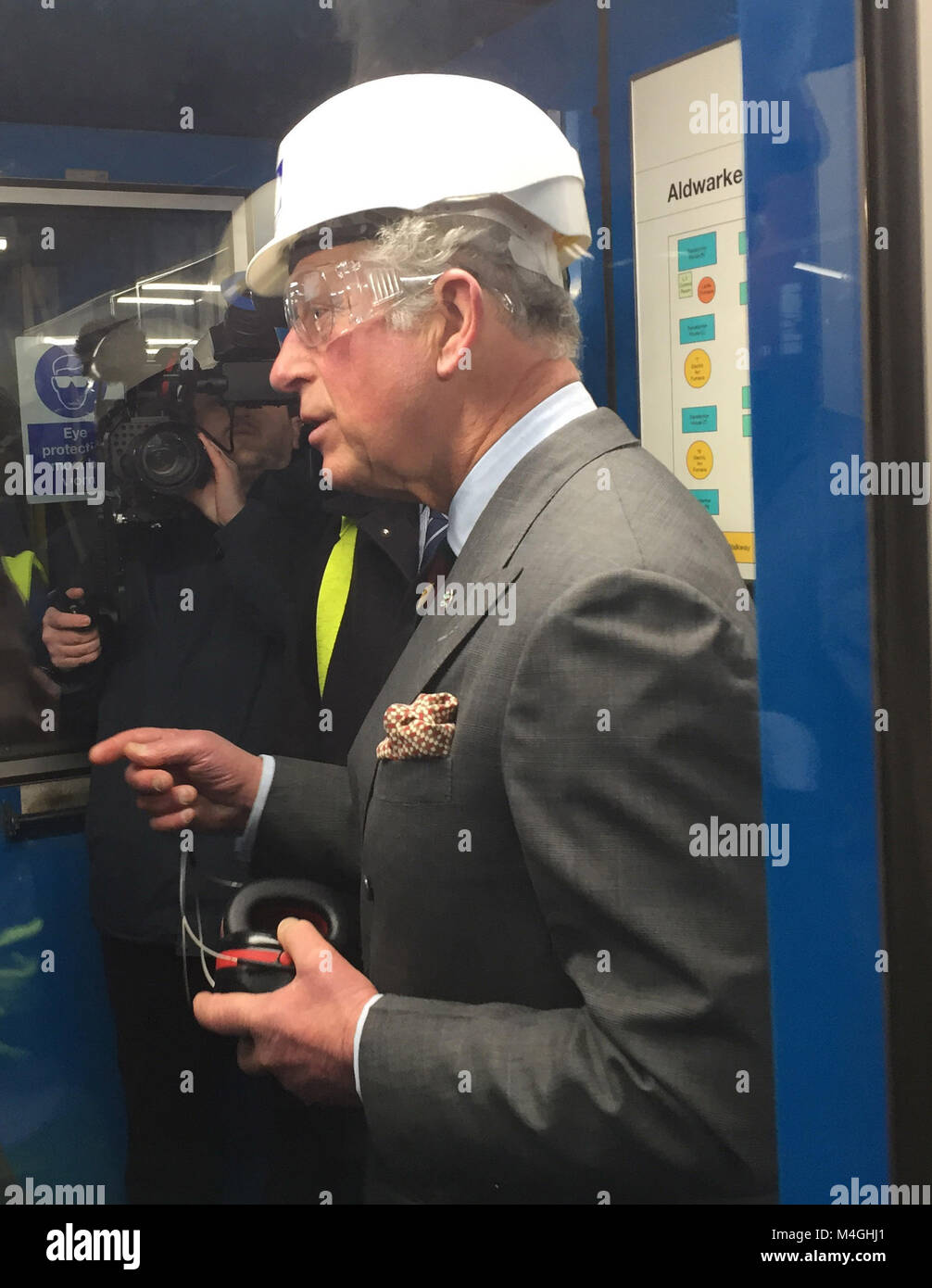 Der Prinz von Wales bei seinem Besuch in Freiheit Spezialstähle in Rotherham, South Yorkshire, wo er formal Wiederaufflammen eines zuvor eingemottet Ofen. Stockfoto