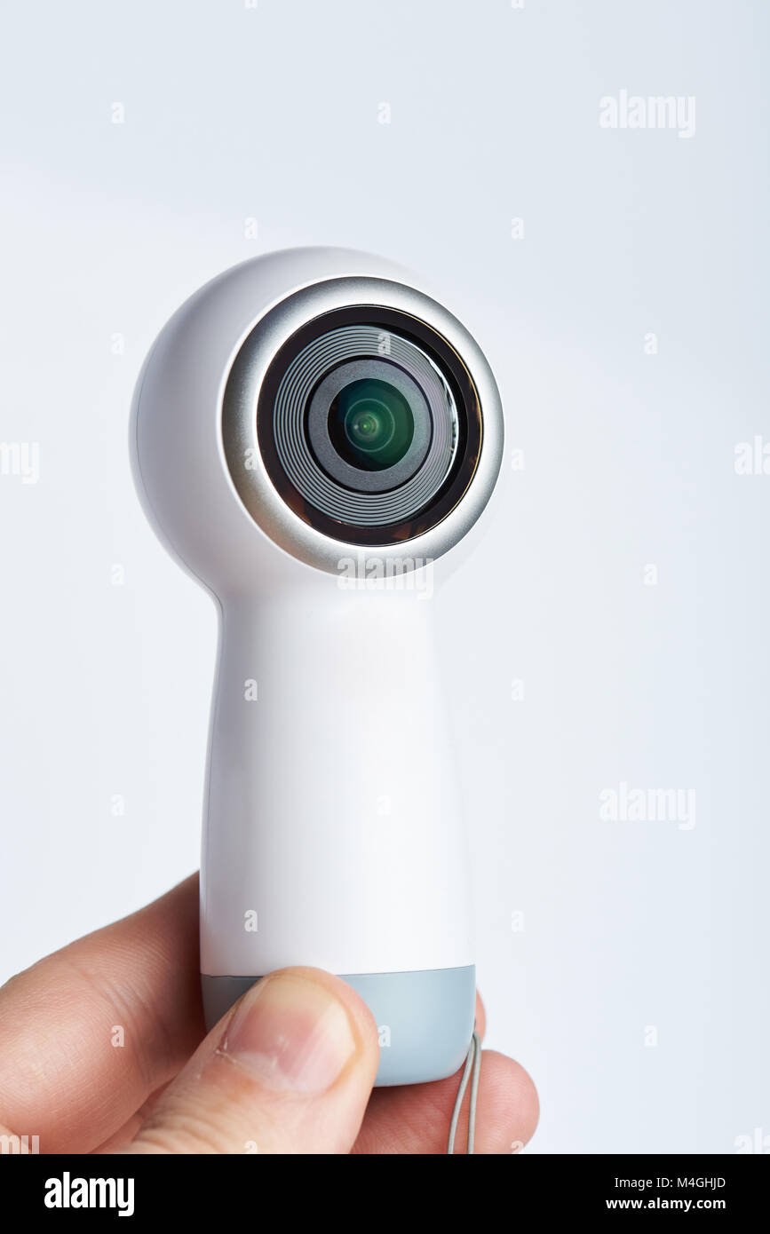 Aufnahme 360 Video Kamera in der Hand Nahaufnahme auf weißem Hintergrund Stockfoto