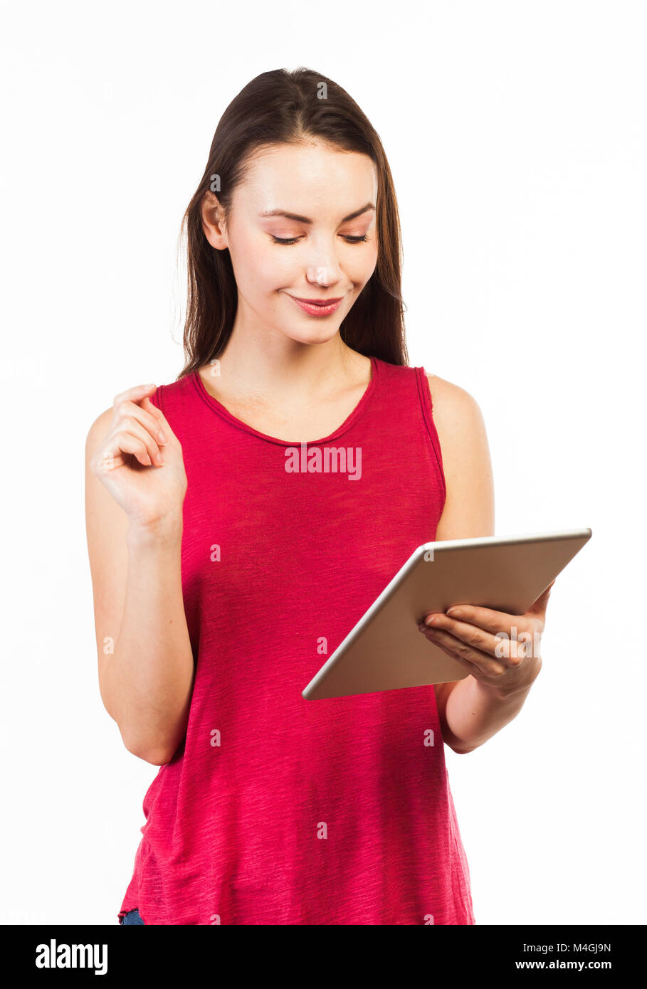 Junge Frau Lesen auf einem elektronischen Tablet, Kommunikationskonzept, isoliert auf weißem Stockfoto