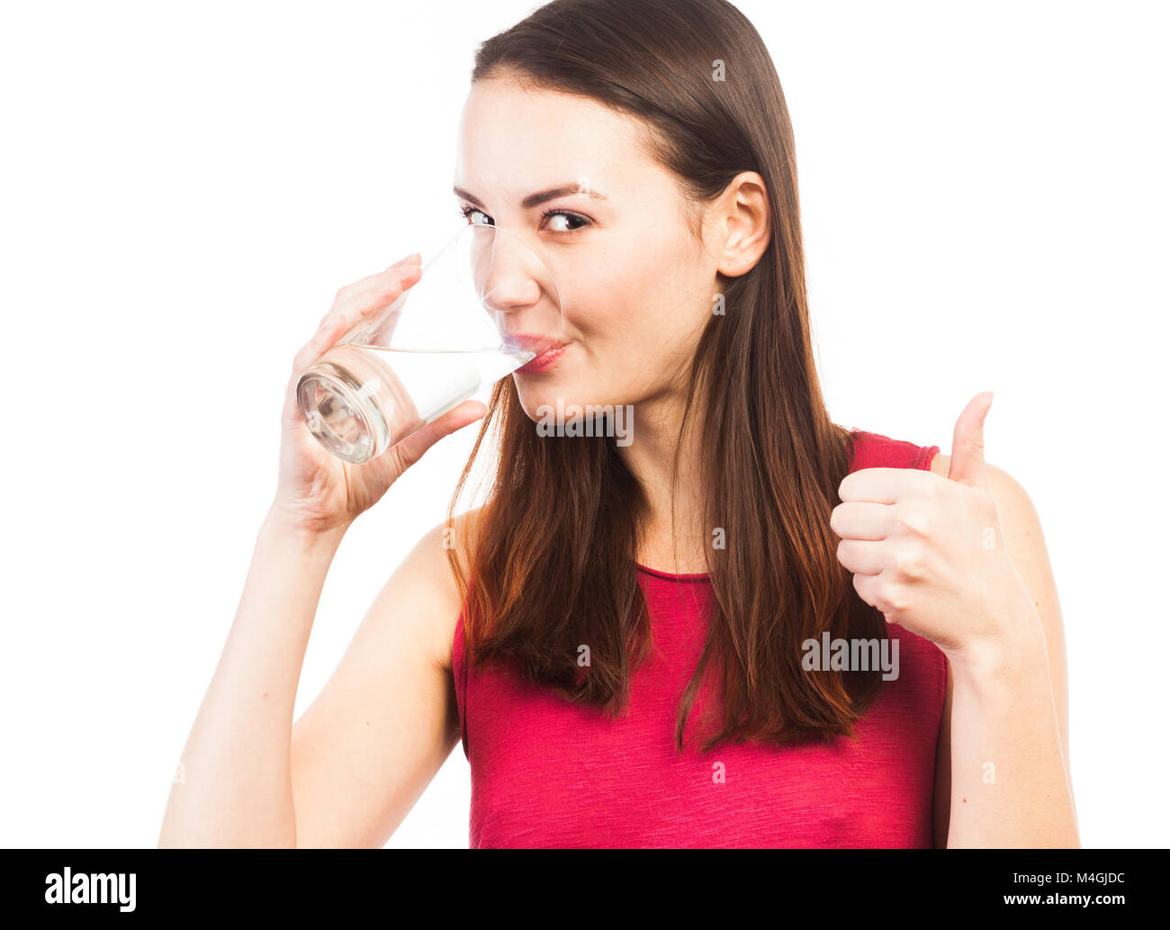 Porträt eines lächelnden Frau trinkt ein Glas Wasser, Gesundheit Konzept, isoliert auf weißem Stockfoto