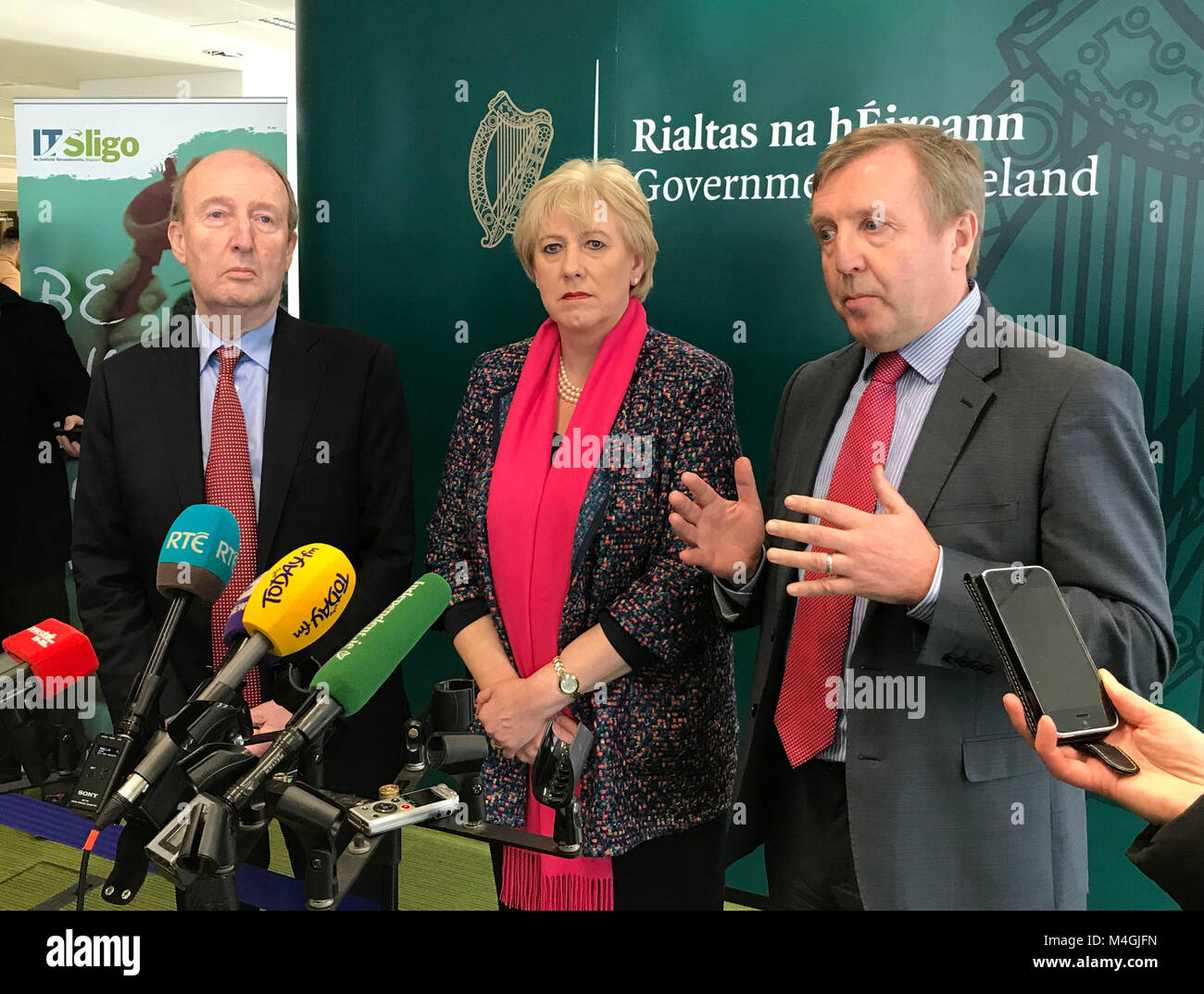 (Von links nach rechts) Verkehrsminister Shane Ross, Wirtschaftsministerin Heather Humphreys und Landwirtschaftsminister Michael Creed sprachen vor dem Start des Projekts Irland 2040. Stockfoto