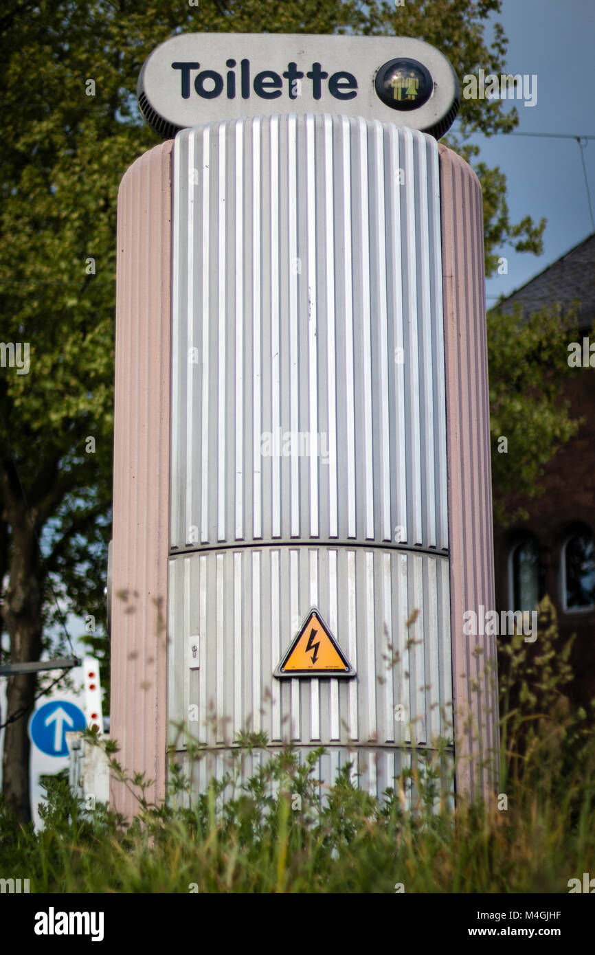 Öffentliche Toilette auf der Straße mit hoher Spannung Schilder in Tag, in Deutschland, in Europa, 2017 Stockfoto