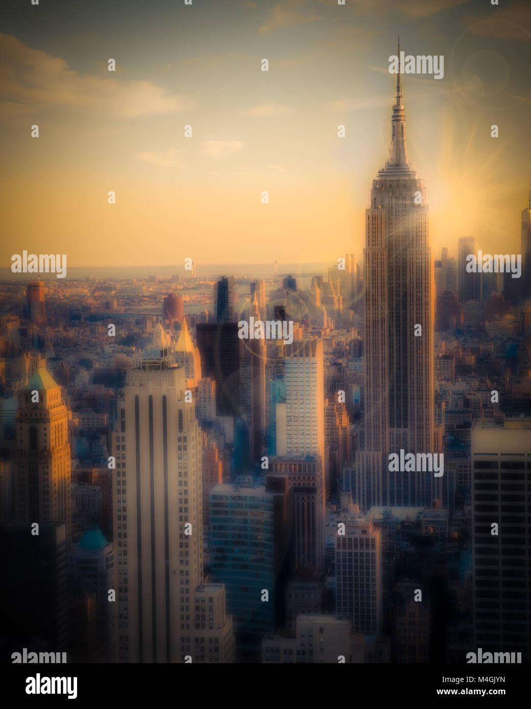 New York City Skyline bei Sonnenuntergang mit künstlerischen Unschärfe-Effekt Stockfoto