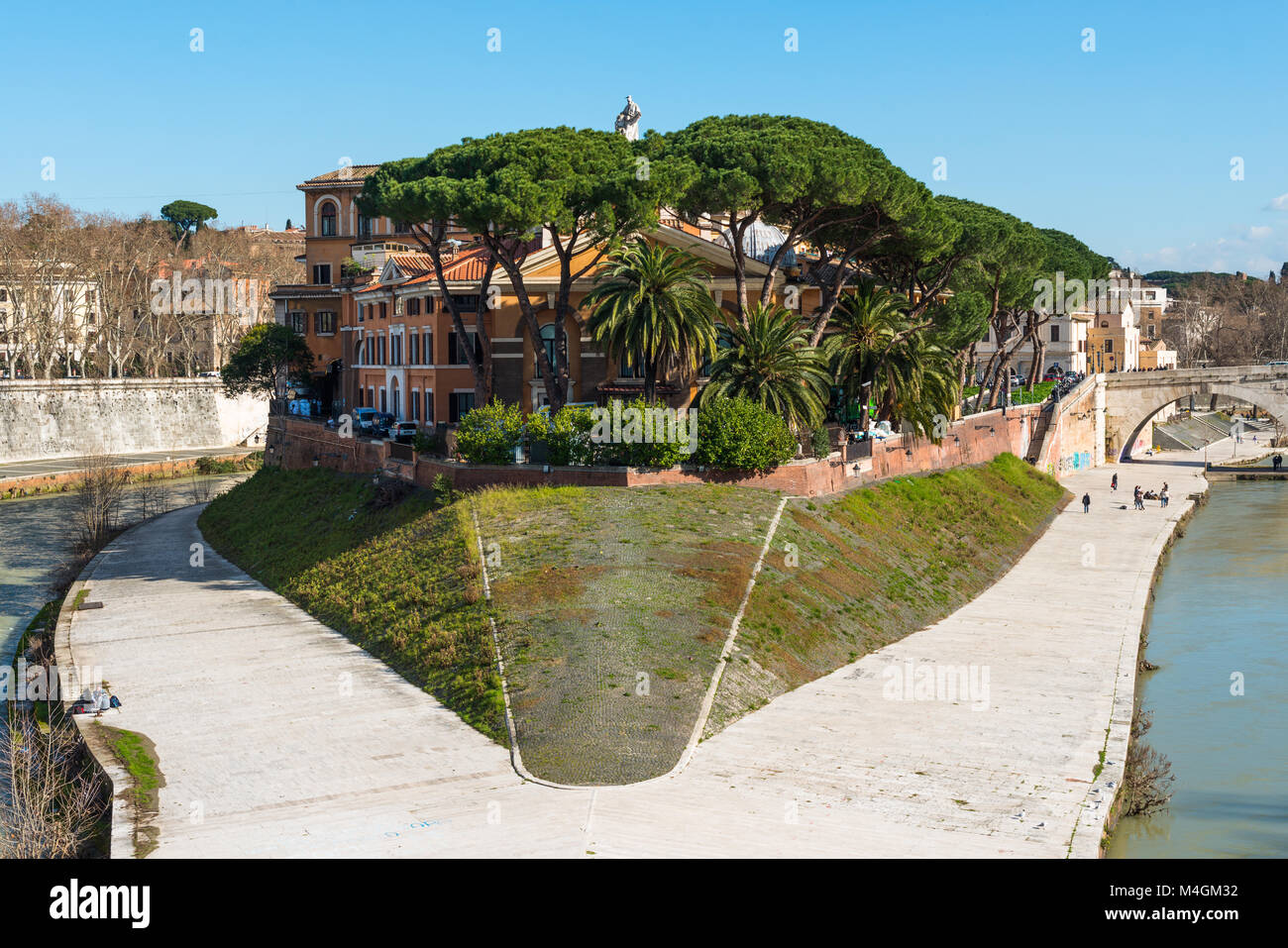 In der Mitte des Tiber in Rom ist die kleine Insel, bekannt als Isola Tiberina. Repubblica Krankenhaus ist auf der westlichen Seite gesehen. Latium, Italien. Stockfoto