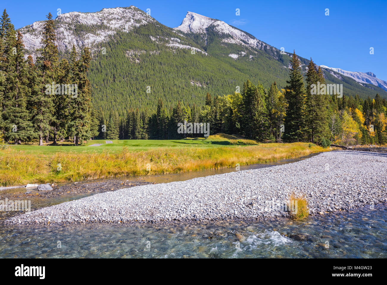 Beneaped Stream mit einem Kiesstrand an der Unterseite Stockfoto