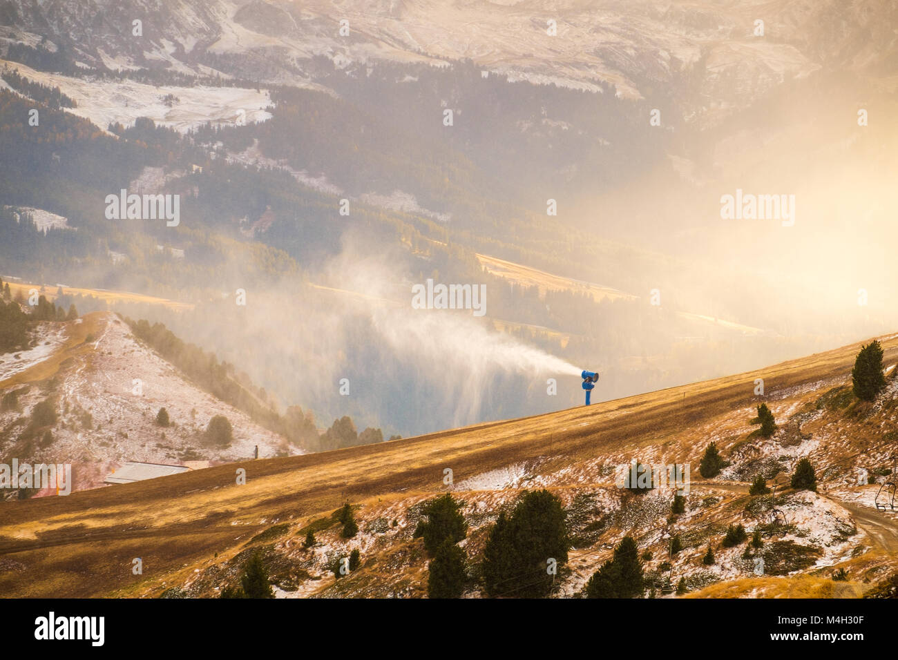 Schneekanone in den Dolomiten Alpen in der Nähe der Seceda Peak, Dolomiti. Südtirol, Italien Stockfoto