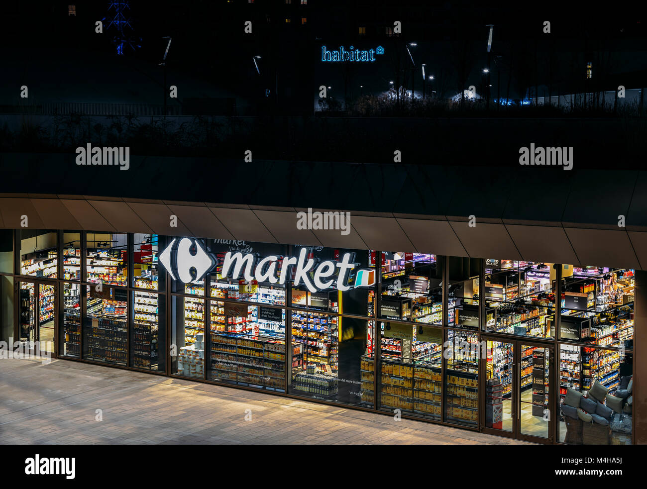 Mailand, Italien - 15.Februar 2018: Die Einzelhandelskette, Carrefour Supermarkt, Geschlossen in der Nacht im CityLife Viertel von Mailand, Lombardei, Italien Stockfoto