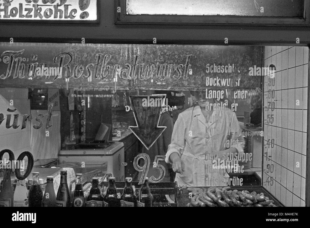 Eine Bratwurst stand mit Menü und Preise auf dem Fenster auf dem  Kurfürstendamm in Berlin geschrieben Stockfotografie - Alamy