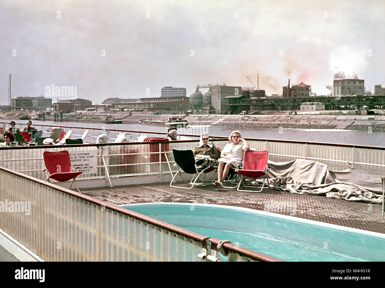 Blick vom Oberdeck eines Passagierschiff auf dem Rhein auf der Liegewiese entspannen und industrielle Einrichtungen. Stockfoto