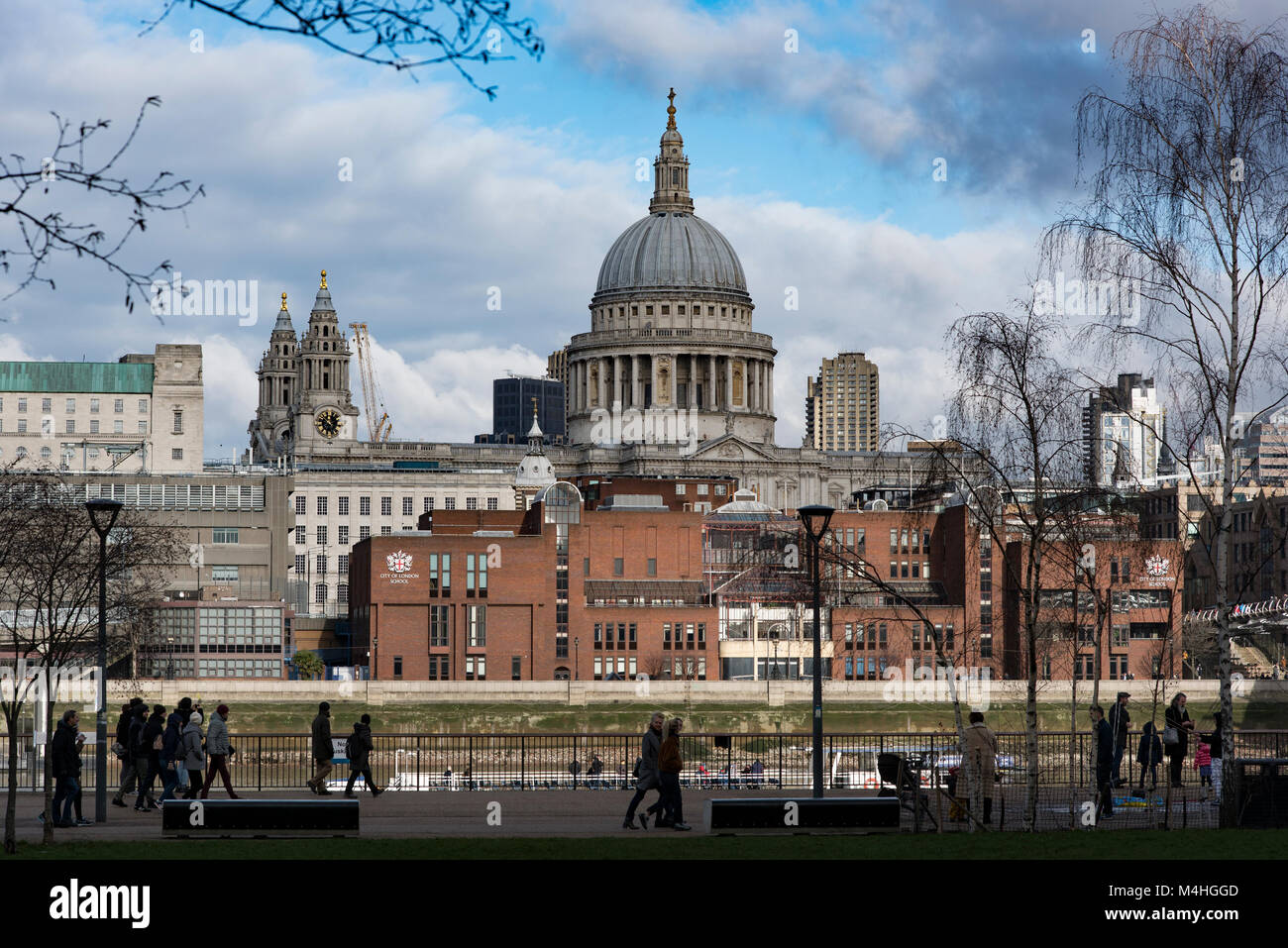 Blick auf die Stadt London Schule und St. Paul's Cathedral über die Themse, London, England, Vereinigtes Königreich. Stockfoto