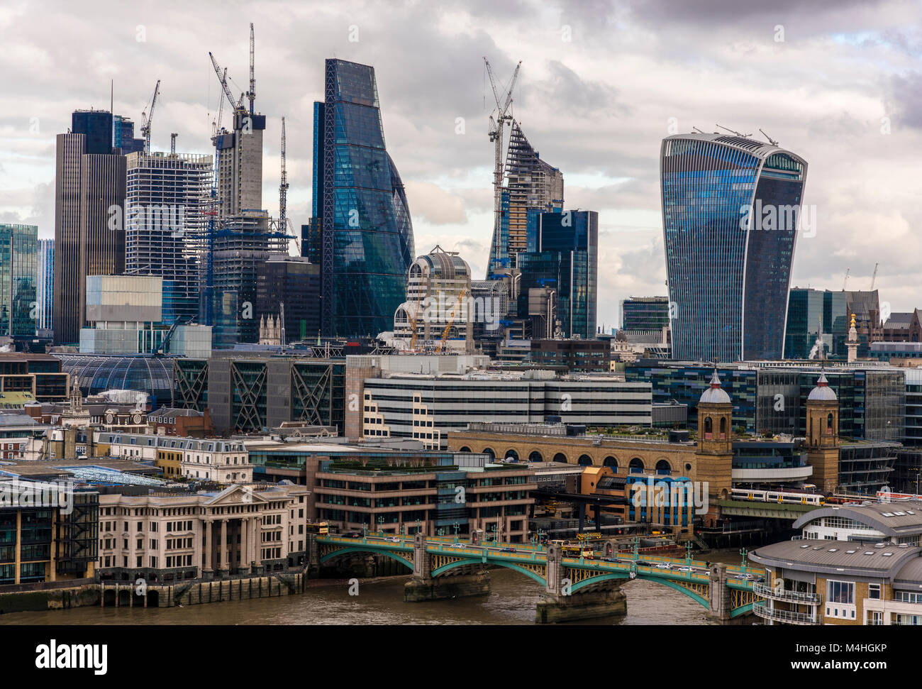 Ansicht der Stadt von London über die Themse von der Tate Modern, London, England, Vereinigtes Königreich. Stockfoto