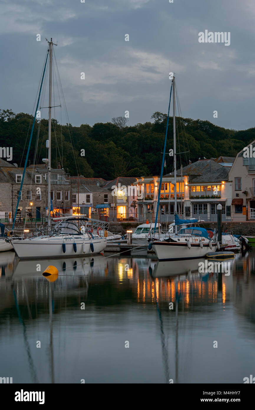 PADSTOW, CORNWALL, Großbritannien - 12. JUNI 2009: Blick auf den Hafen in der Abenddämmerung Stockfoto